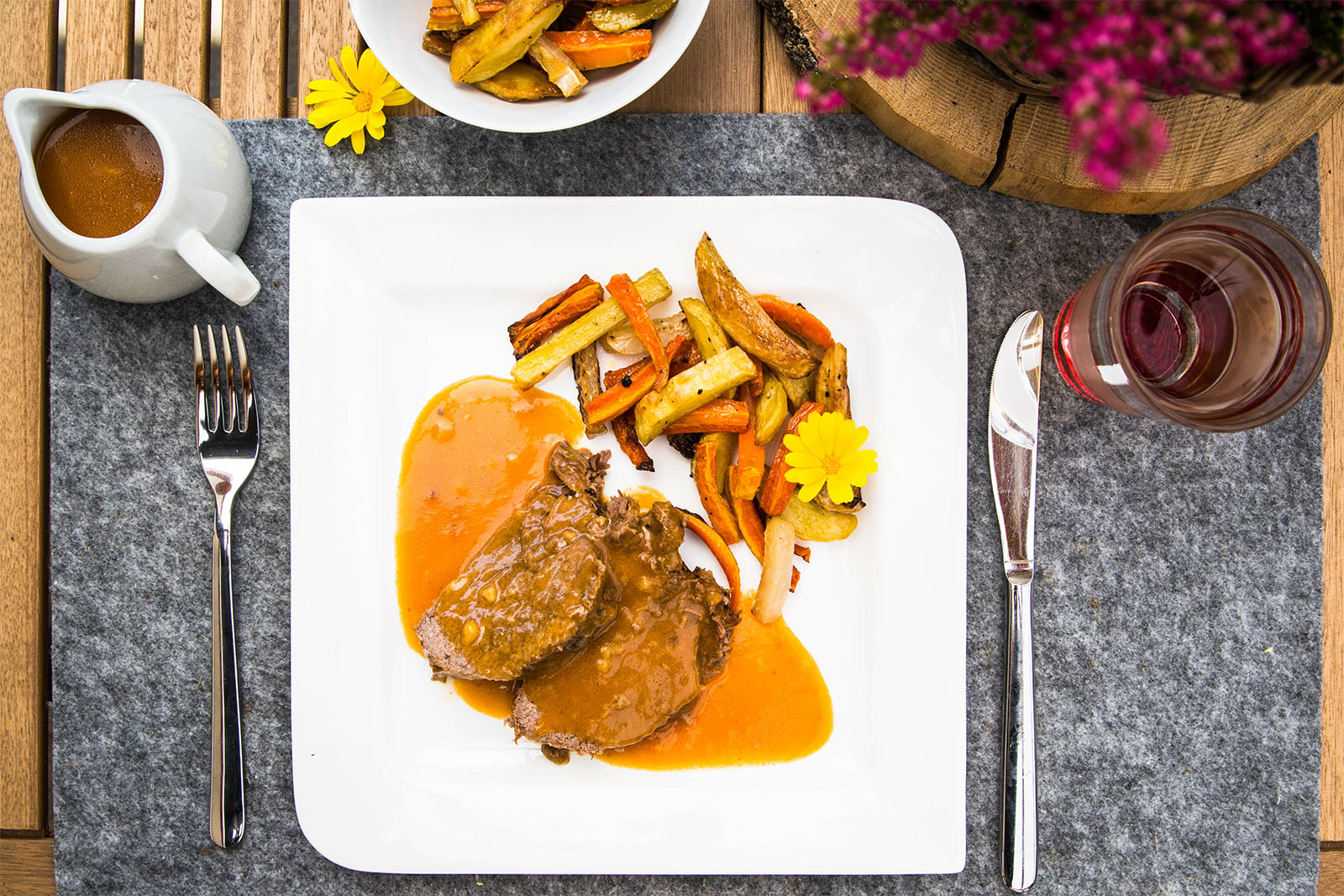 Geschmorter Rinderbraten mit Gemüse aus dem Ofen