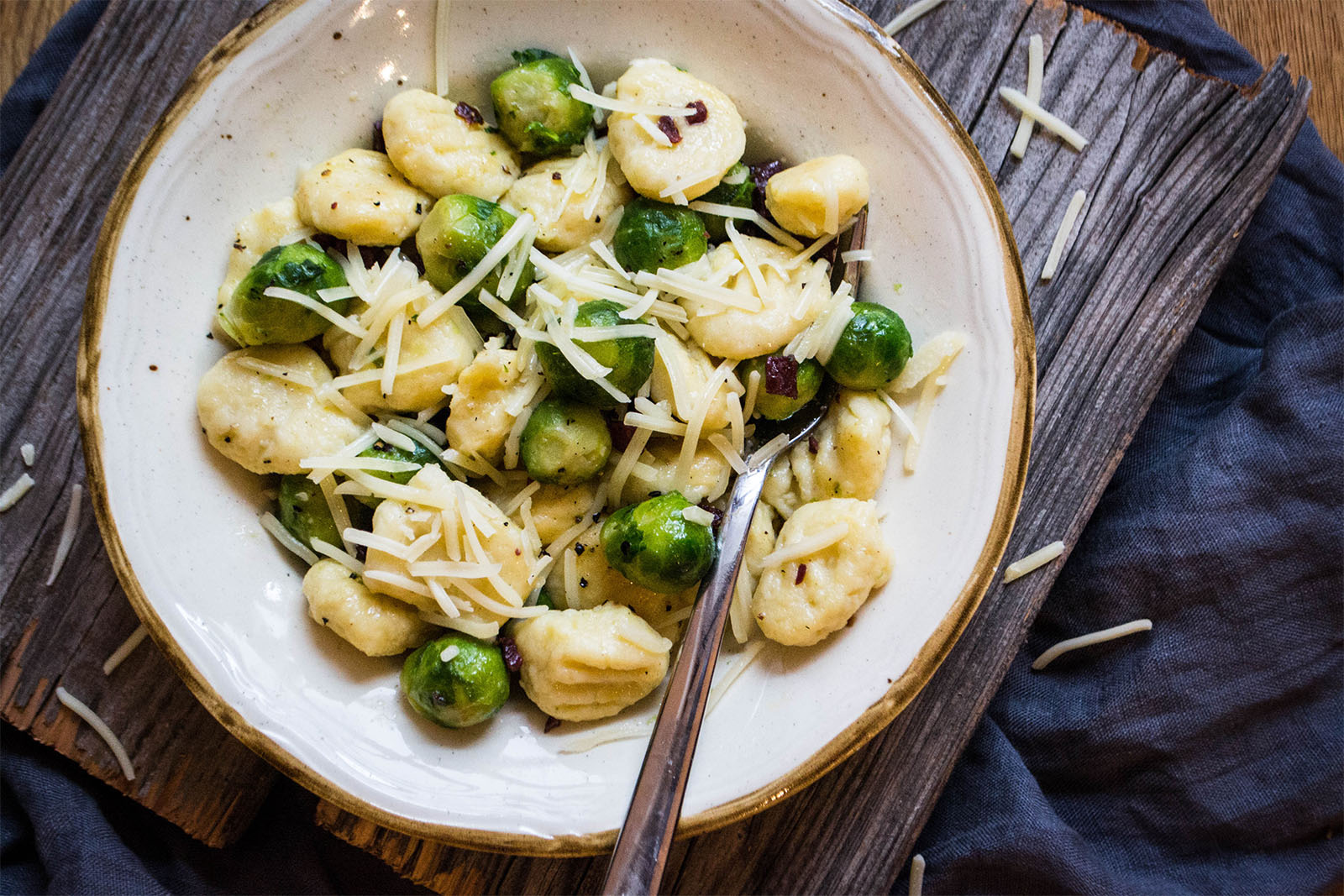 Hausgemachte Gnocchi mit Sprossenkohl und Speck