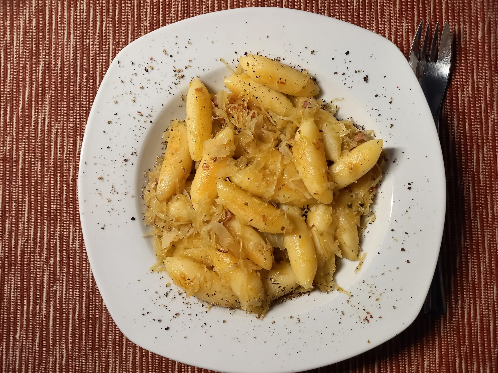 Kartoffelnudeln mit Sauerkraut und Speck