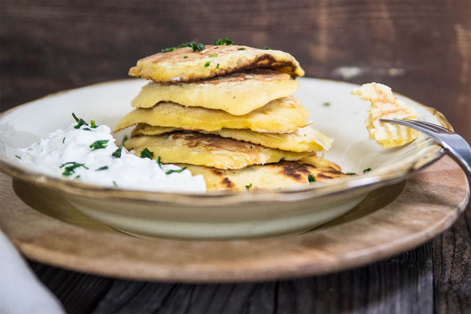 Sauerkraut-Pancakes mit Joghurt-Knoblauch-Dip