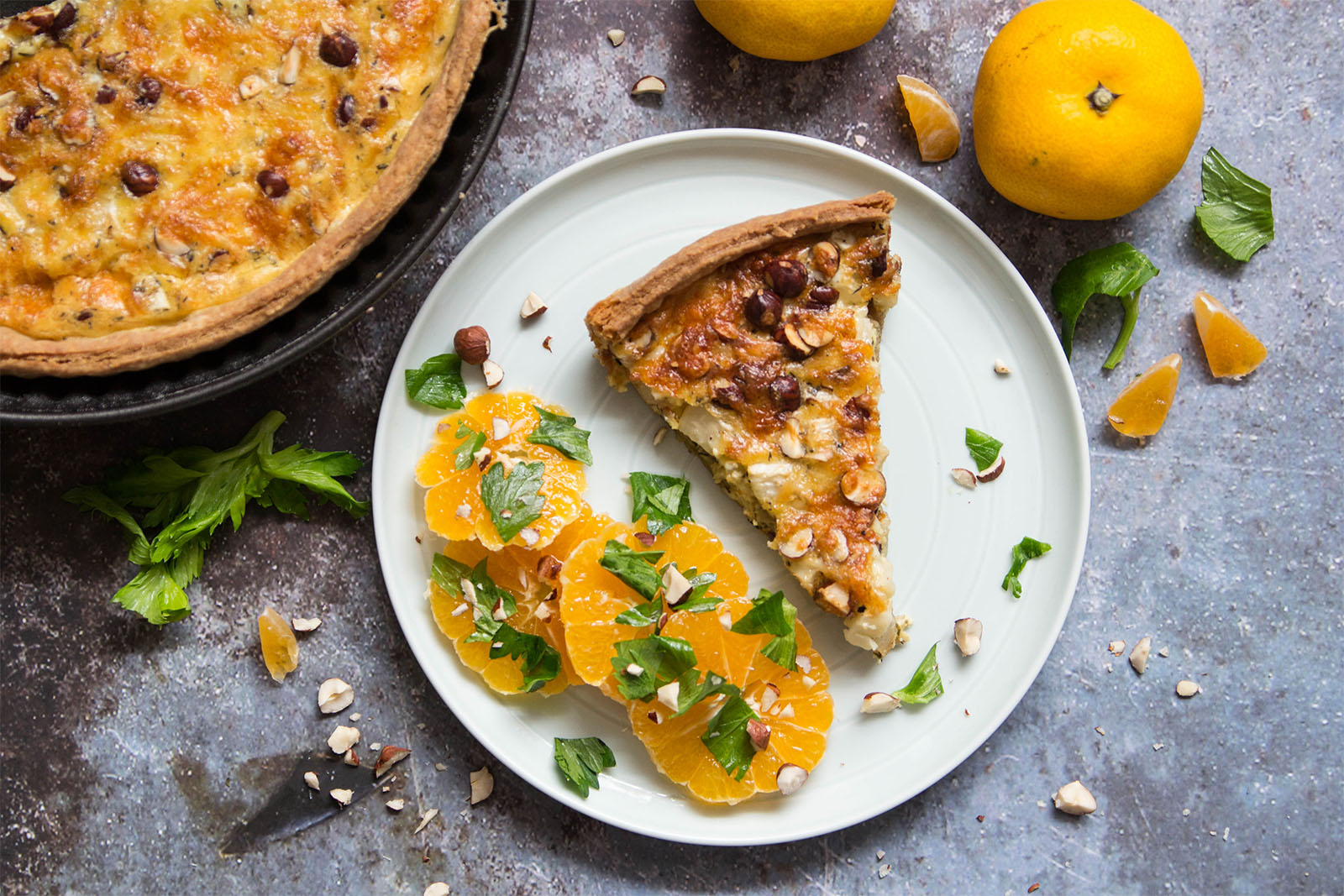 Sellerie-Tarte mit Haselnüssen zu marinierten Mandarinen