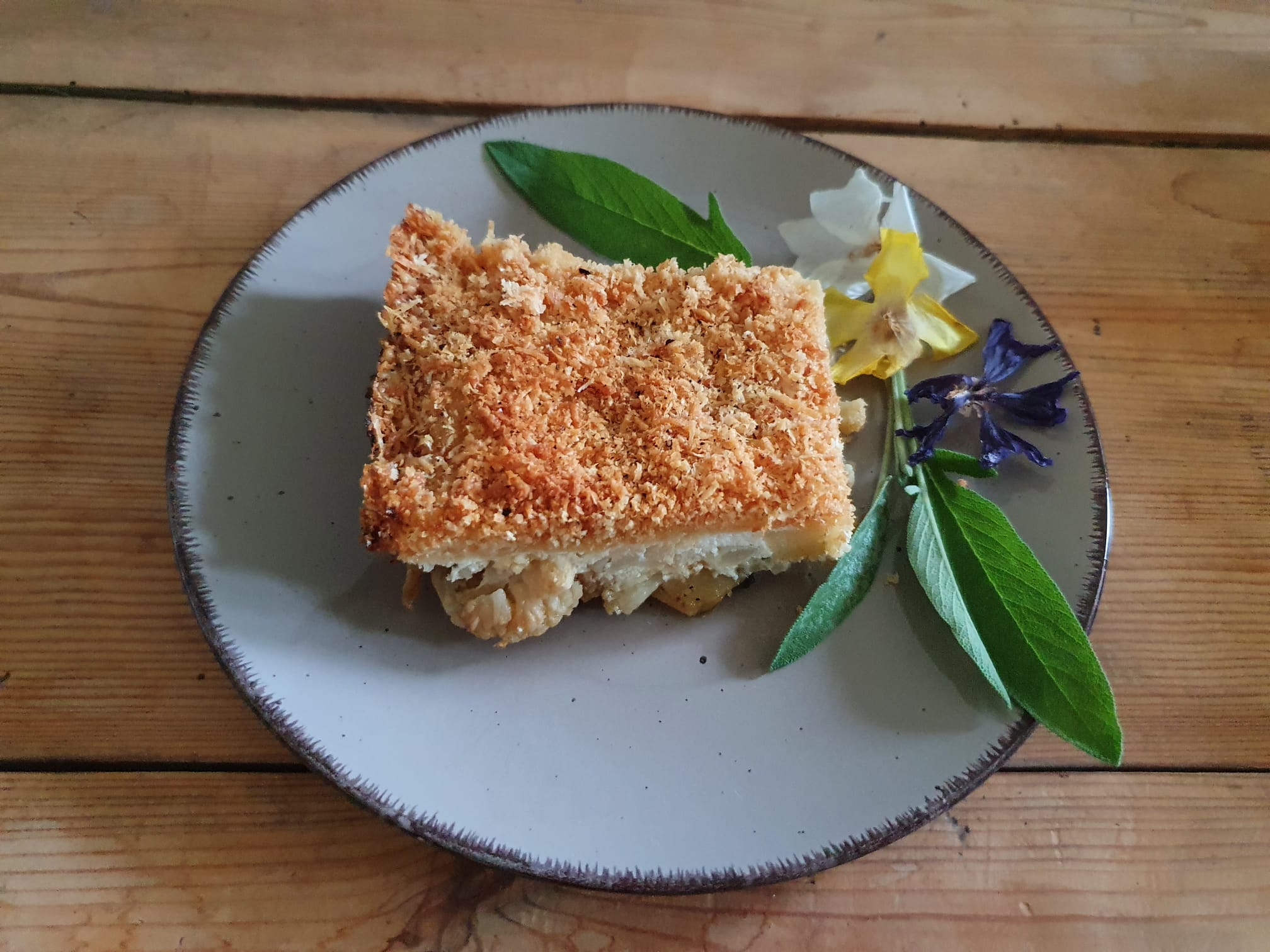 Karfiol und Kartoffeln geröstet, mit Salbeibutter und Käsekruste