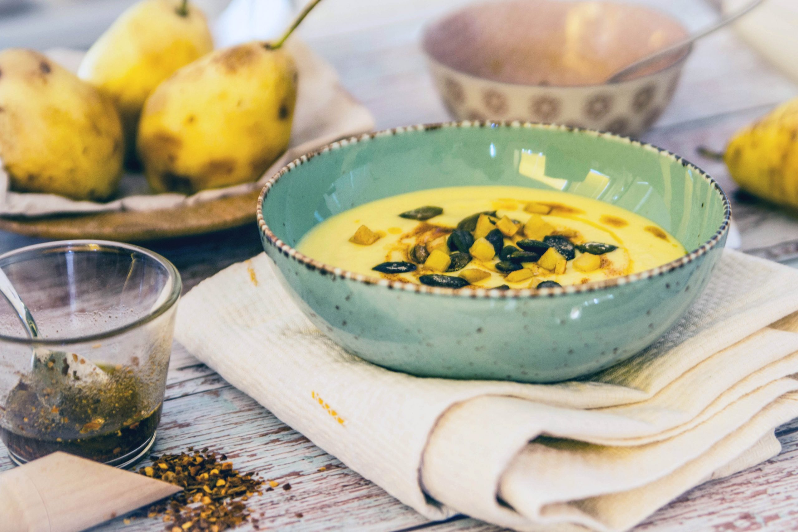 Pastinaken-Kartoffel-Suppe mit Birne und Chili-Öl