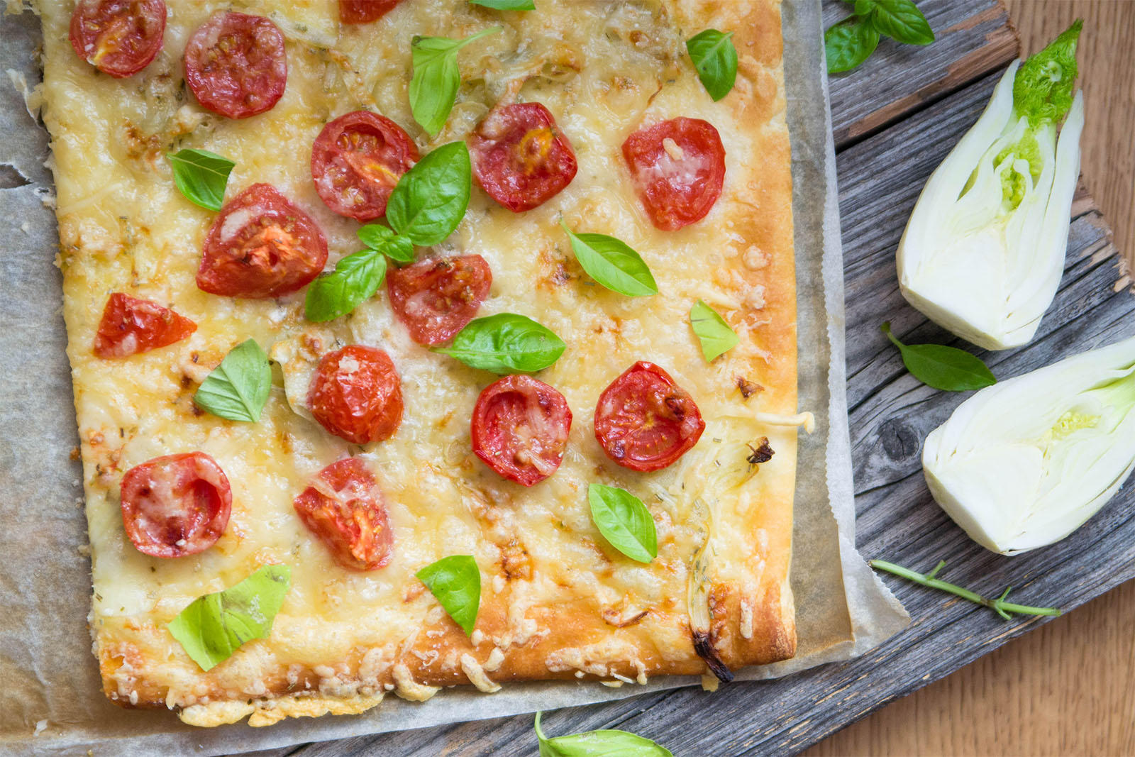Pizza mit Fenchel und Cocktail-Tomaten