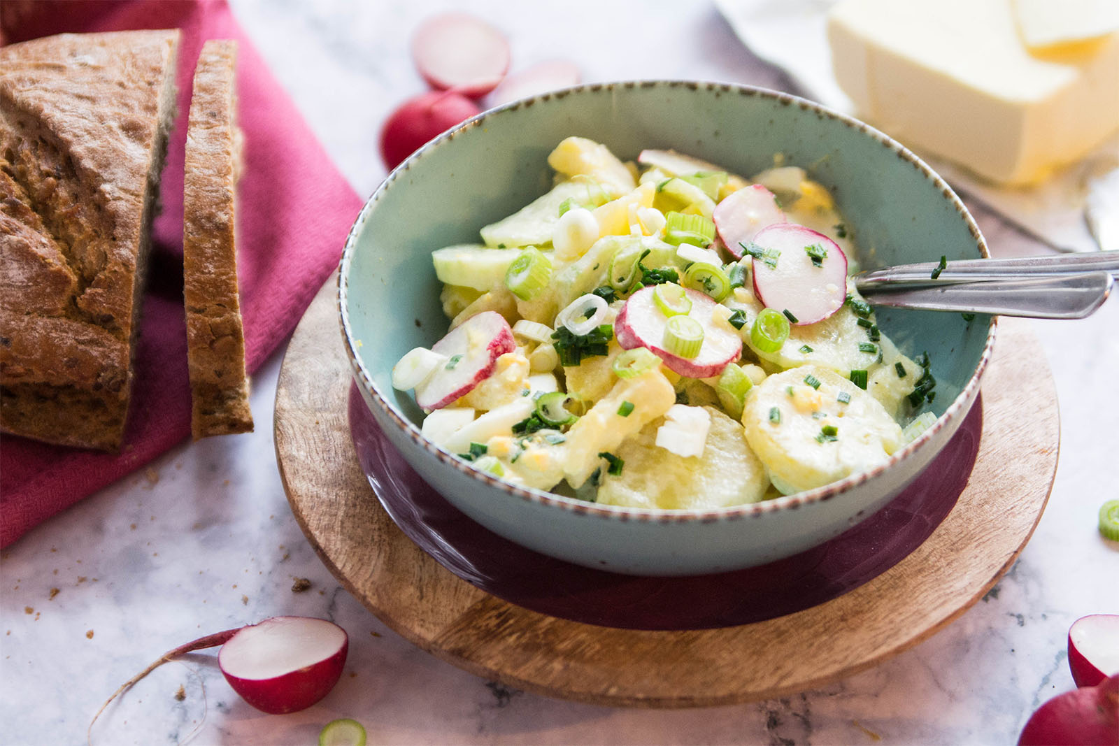 Kartoffelsalat mit Eiern, Radieschen und Gurke