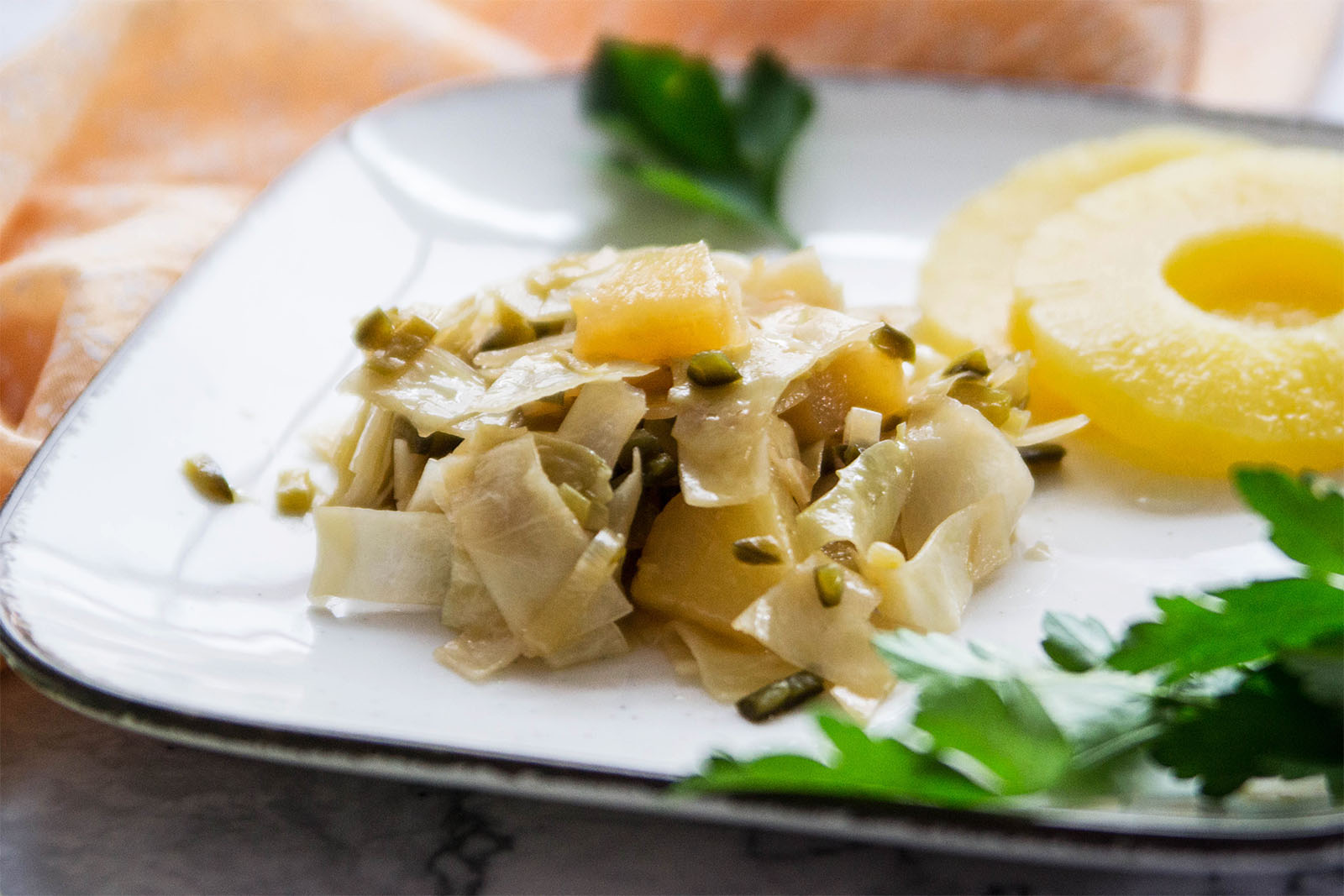 Scharfes Weißkraut mit Ananas aus dem Wok