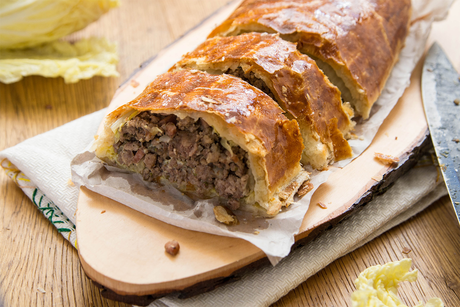 Blätterteig-Strudel mit Chinakohl und Faschiertem