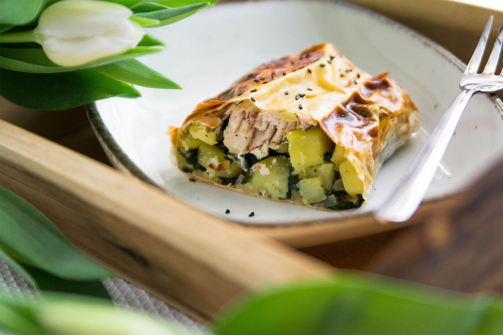 Spinat- oder Mangold-Kartoffel-Strudel mit Lachsfilet