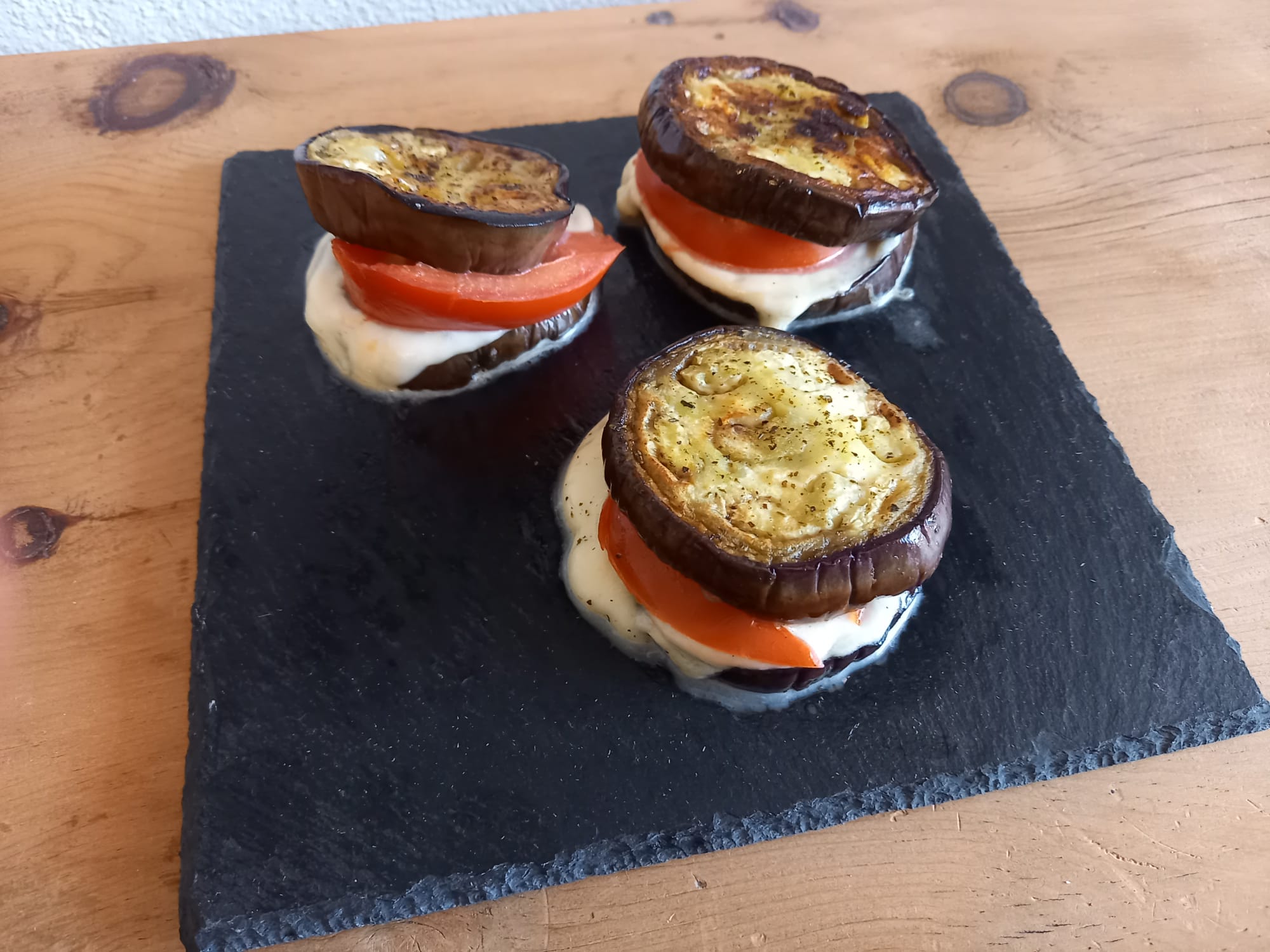 Melanzani-Mozzarella-Türmchen gegrillt