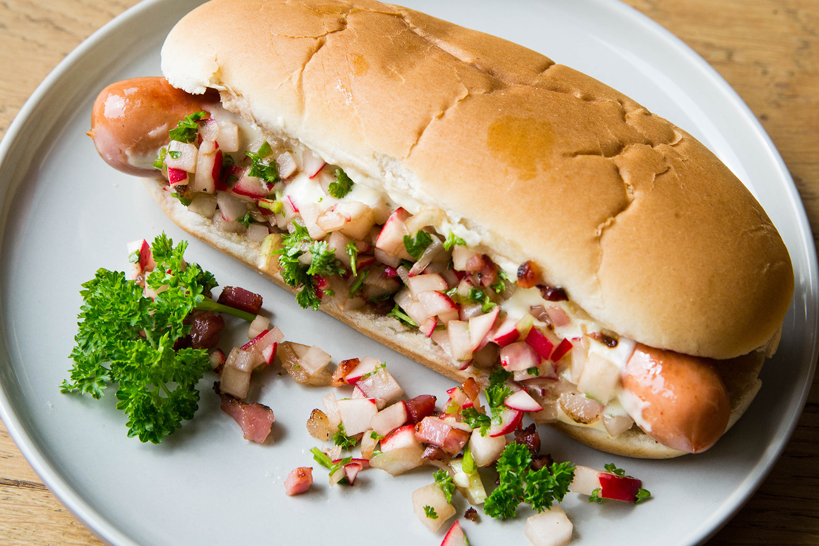 Hot-Dog mit Chili-Cheese-Sauce und Radieschen-Relish