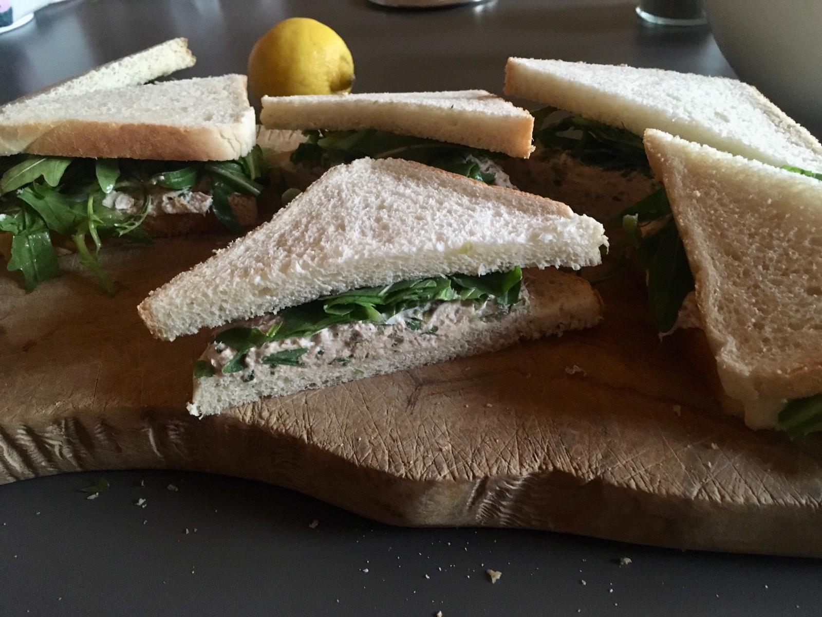 Tramezzini mit Kresse oder Rucola und Thunfisch-Creme