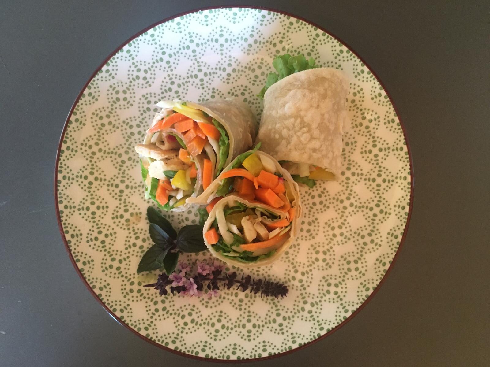 Dinkel-Wraps mit Gemüse und Hühnerfleisch