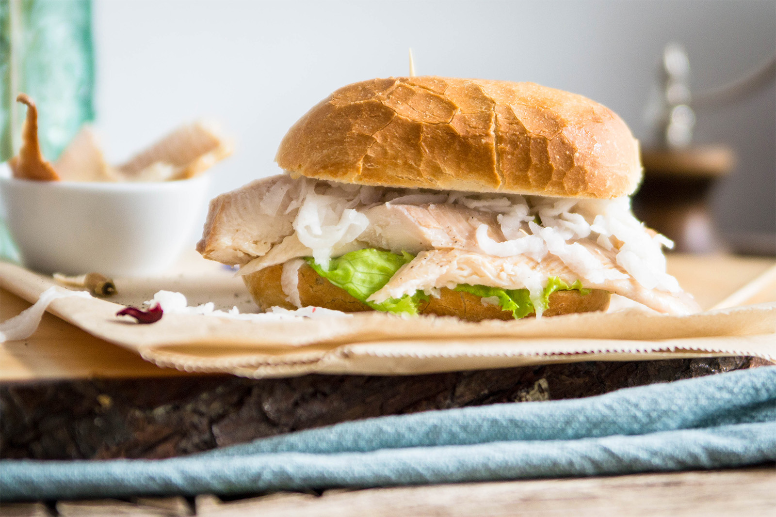 Sandwich mit geräuchertem Forellenfilet und geriebenem Bierrettich
