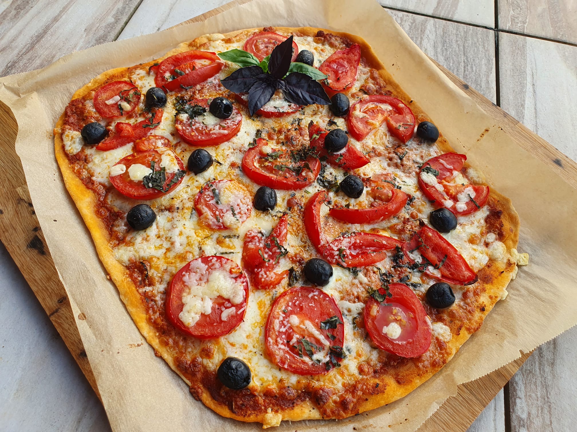 Flammkuchen mit Tomaten und Mozzarella