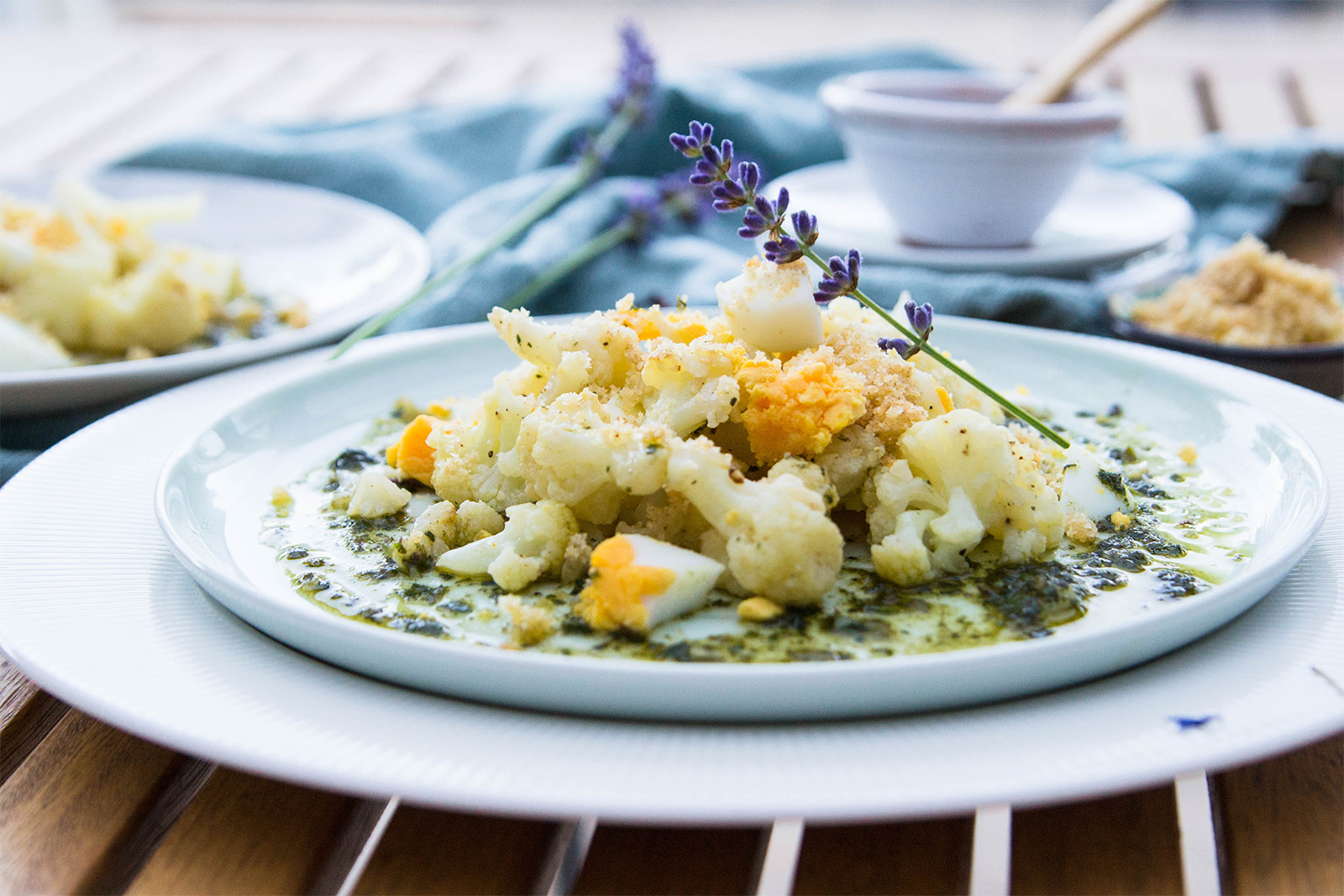 Karfiol und Eier mit Brösel auf Kräuteröl