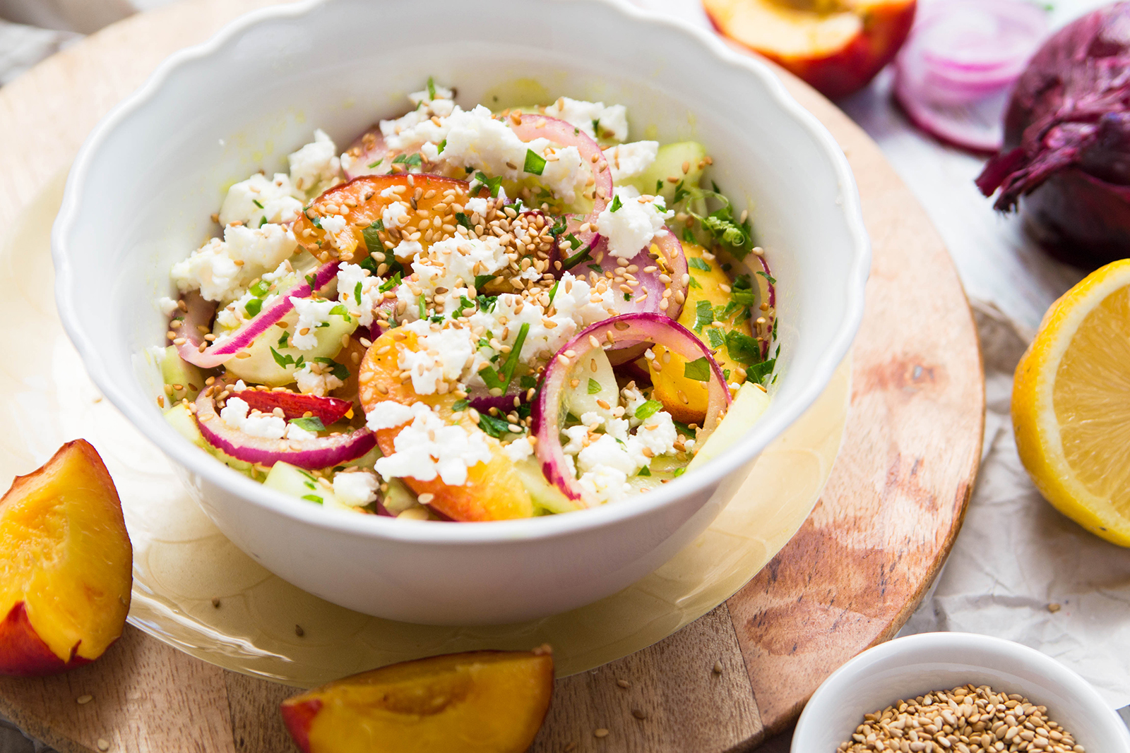 Gurken-Nektarinen-Salat mit Sesam und Feta