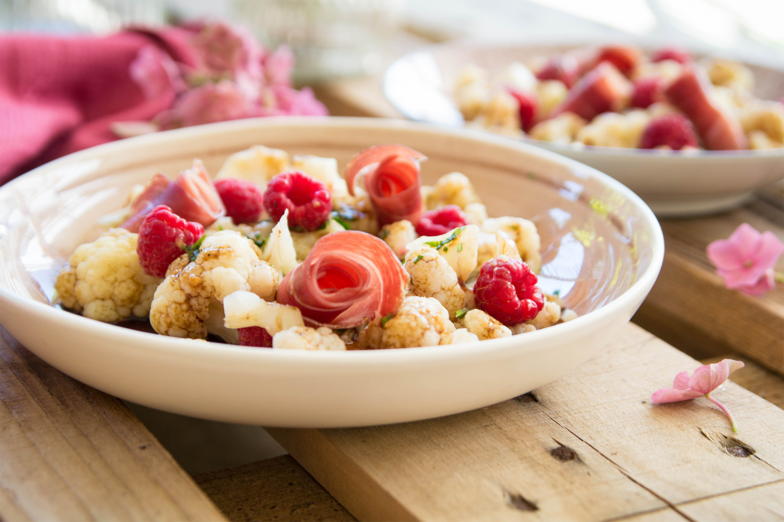 Karfiol-Himbeer-Vinaigrette mit Parma-Schinken
