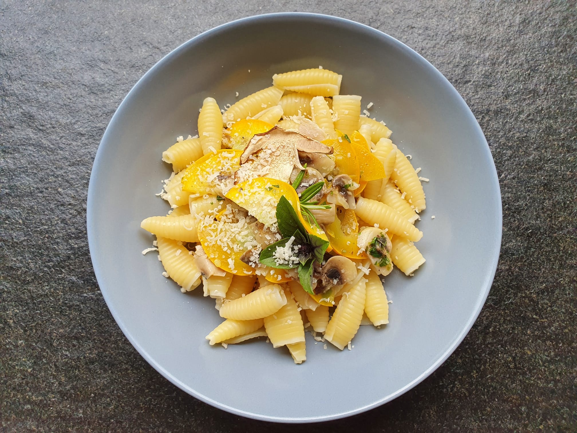 Pasta mit Zucchini und Pilzen