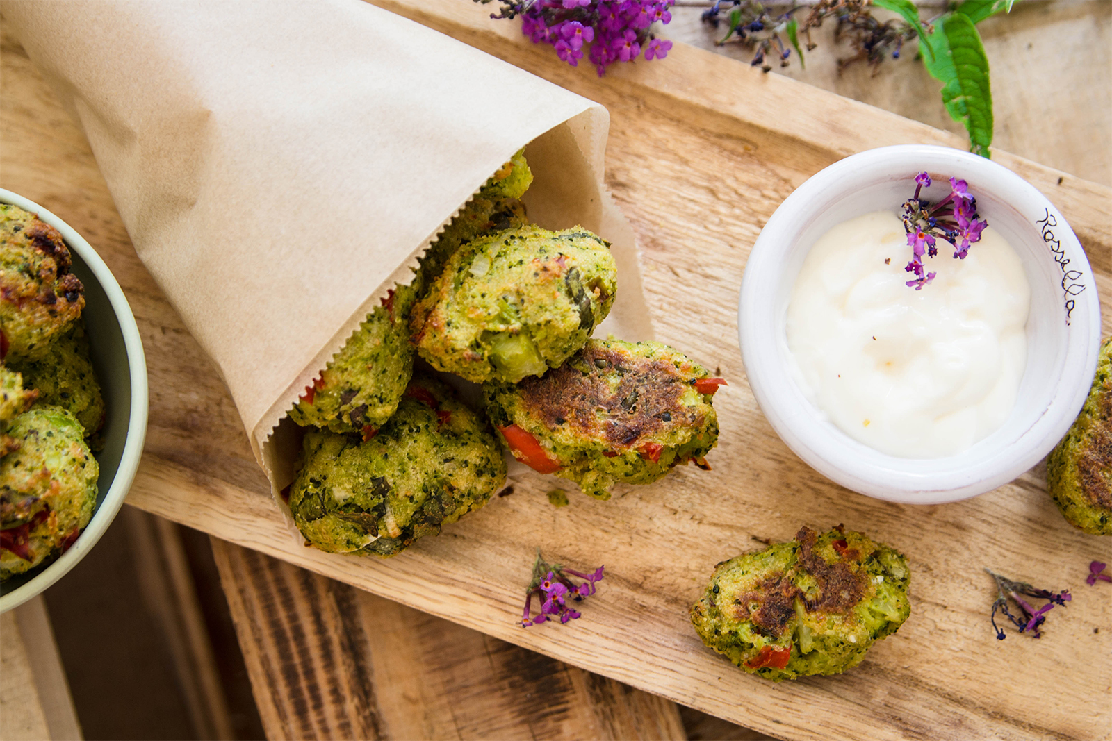 Broccoli-Nuggets mit Joghurt-Sauerrahm-Dip