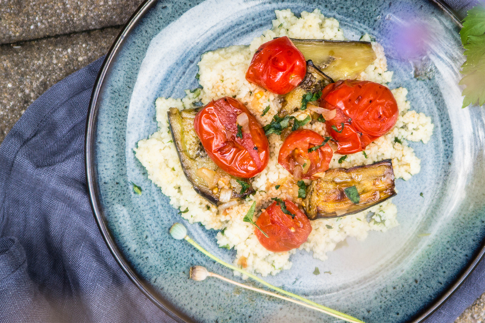 Couscous mit Melanzani aus dem Ofen mit lauwarmen Tomaten in Balsamico