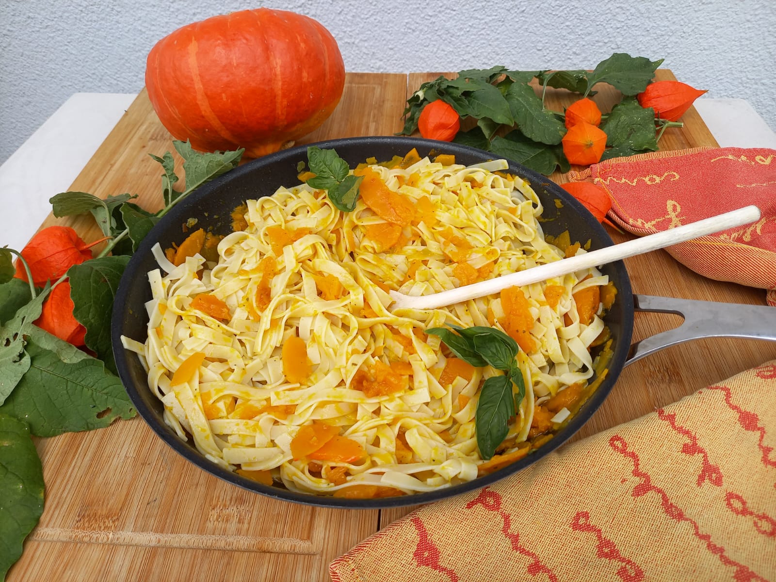 Kürbis-Tagliatelle mit Basilikum oder Salbei