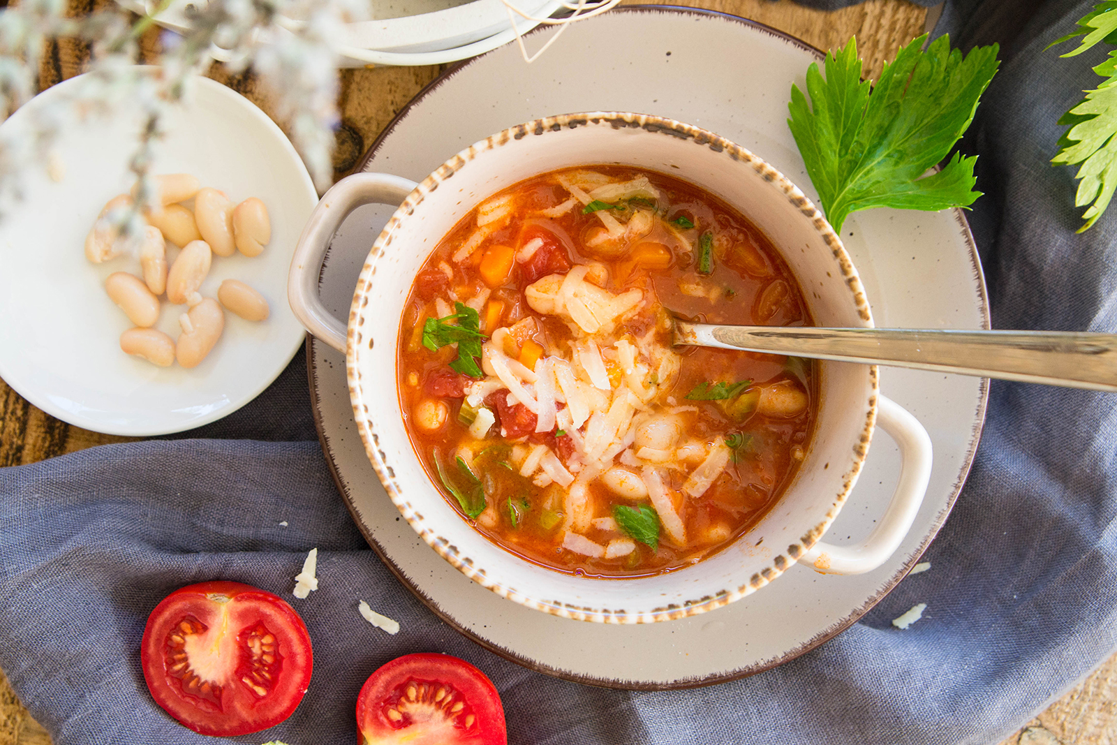 Italienische Tomaten-Mangold-Minestrone mit weißen Bohnen