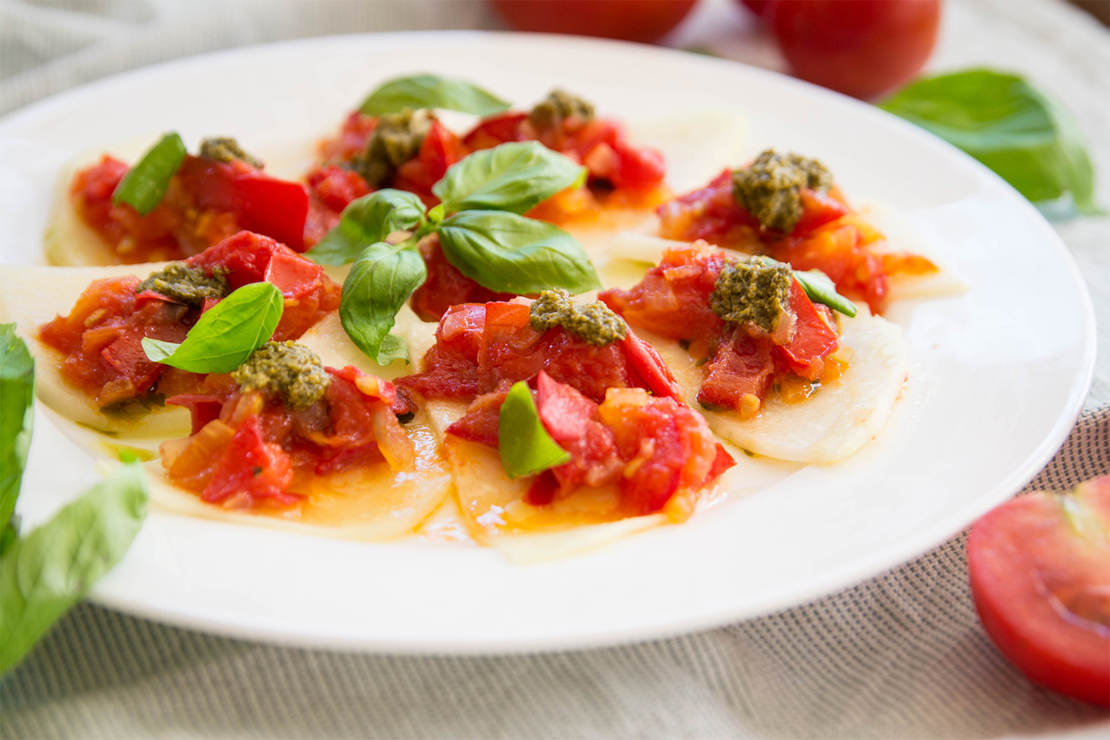 Kohlrabi-Scheiben mit geschmorten Tomaten