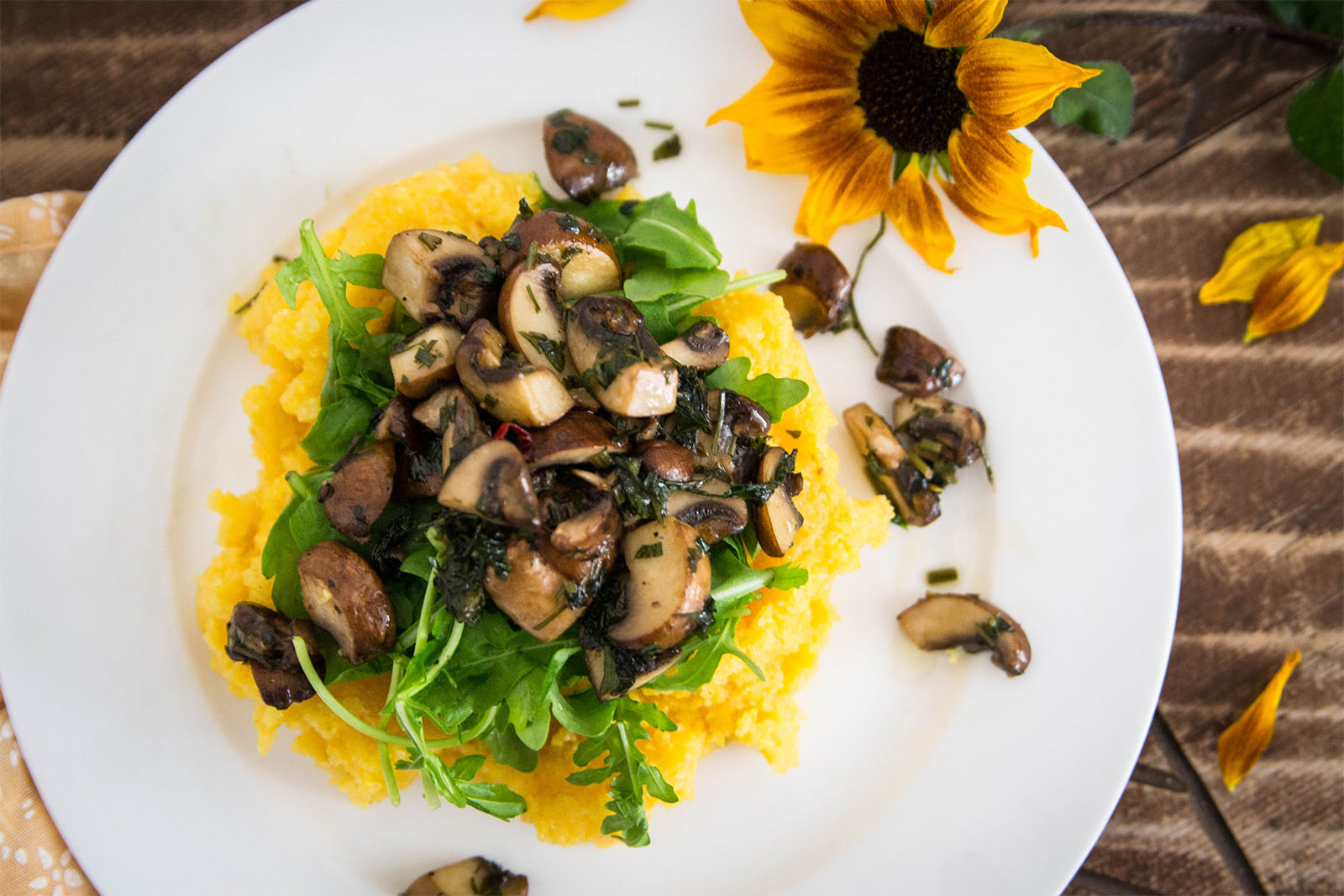 Polenta mit gebratenen Pilzen auf Rucola-Salat