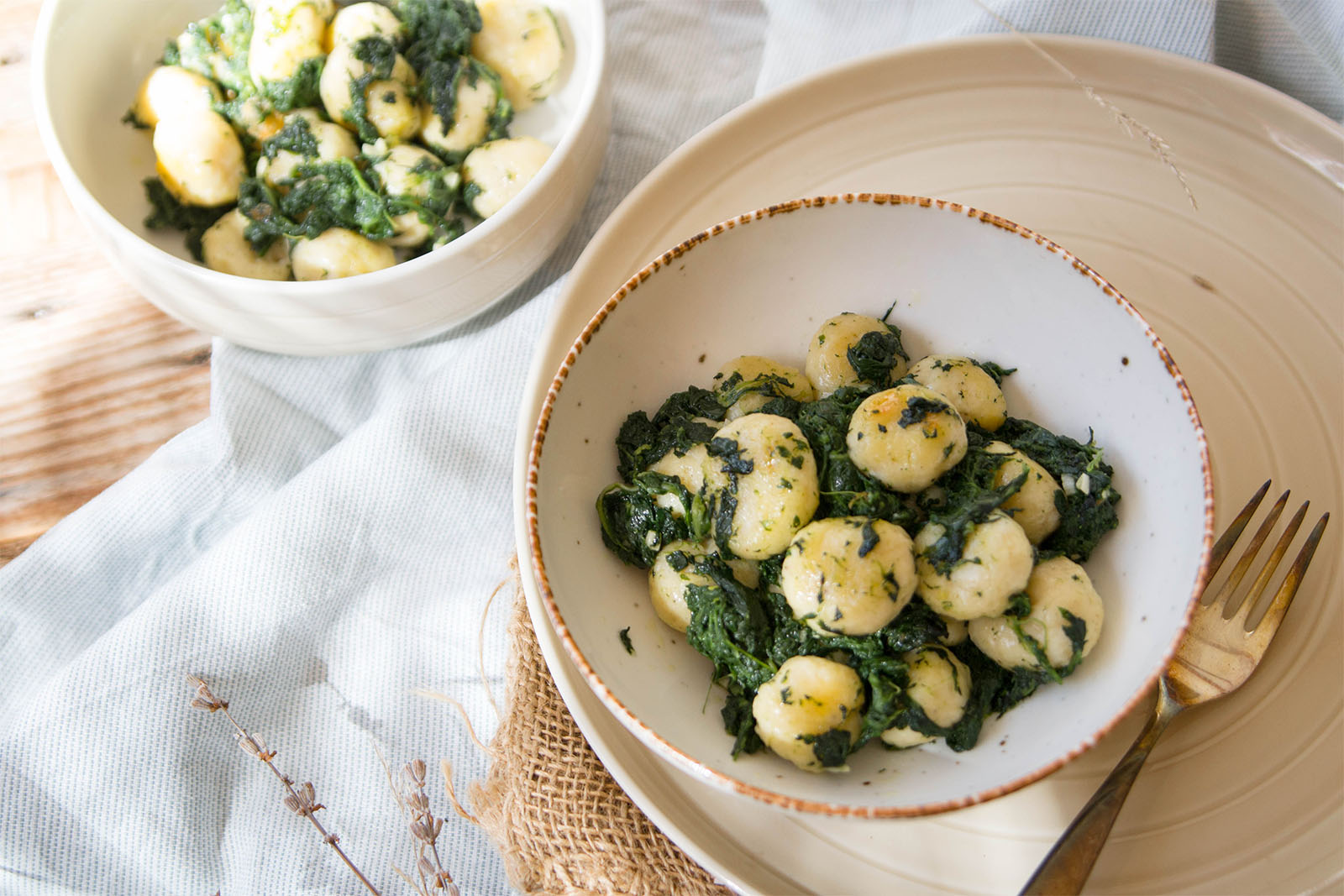 Ricotta-Gnocchi auf Blattspinat