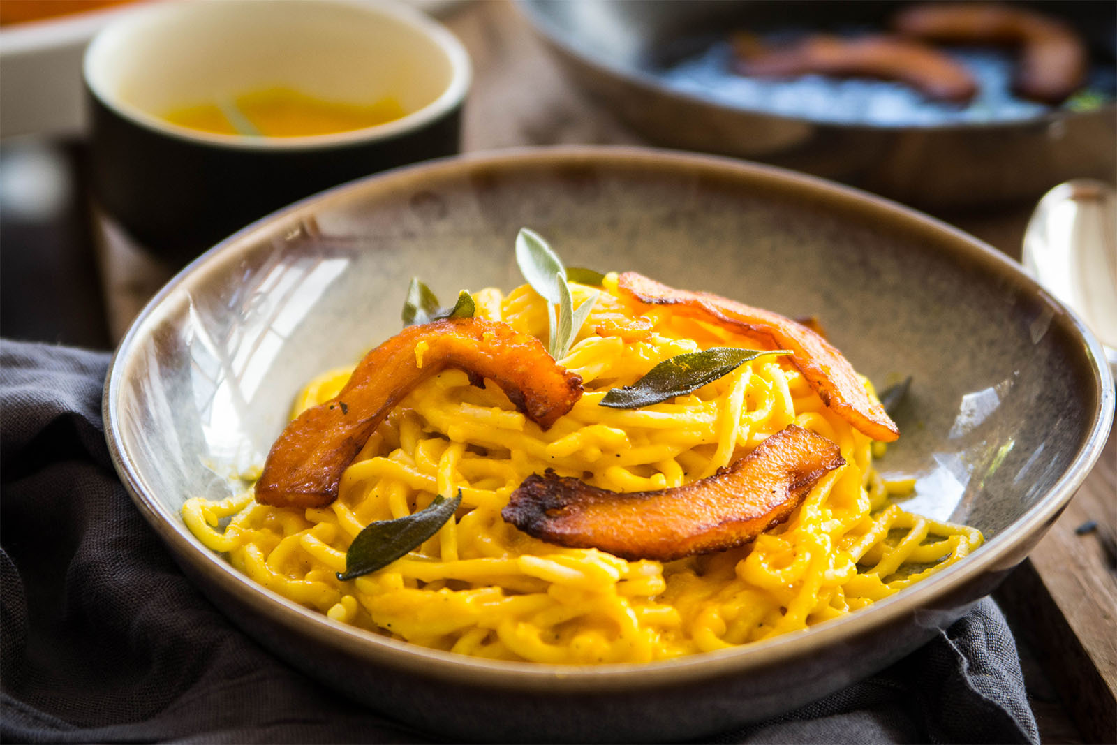 Pasta mit cremiger Kürbis-Kokos-Sauce und Salbei