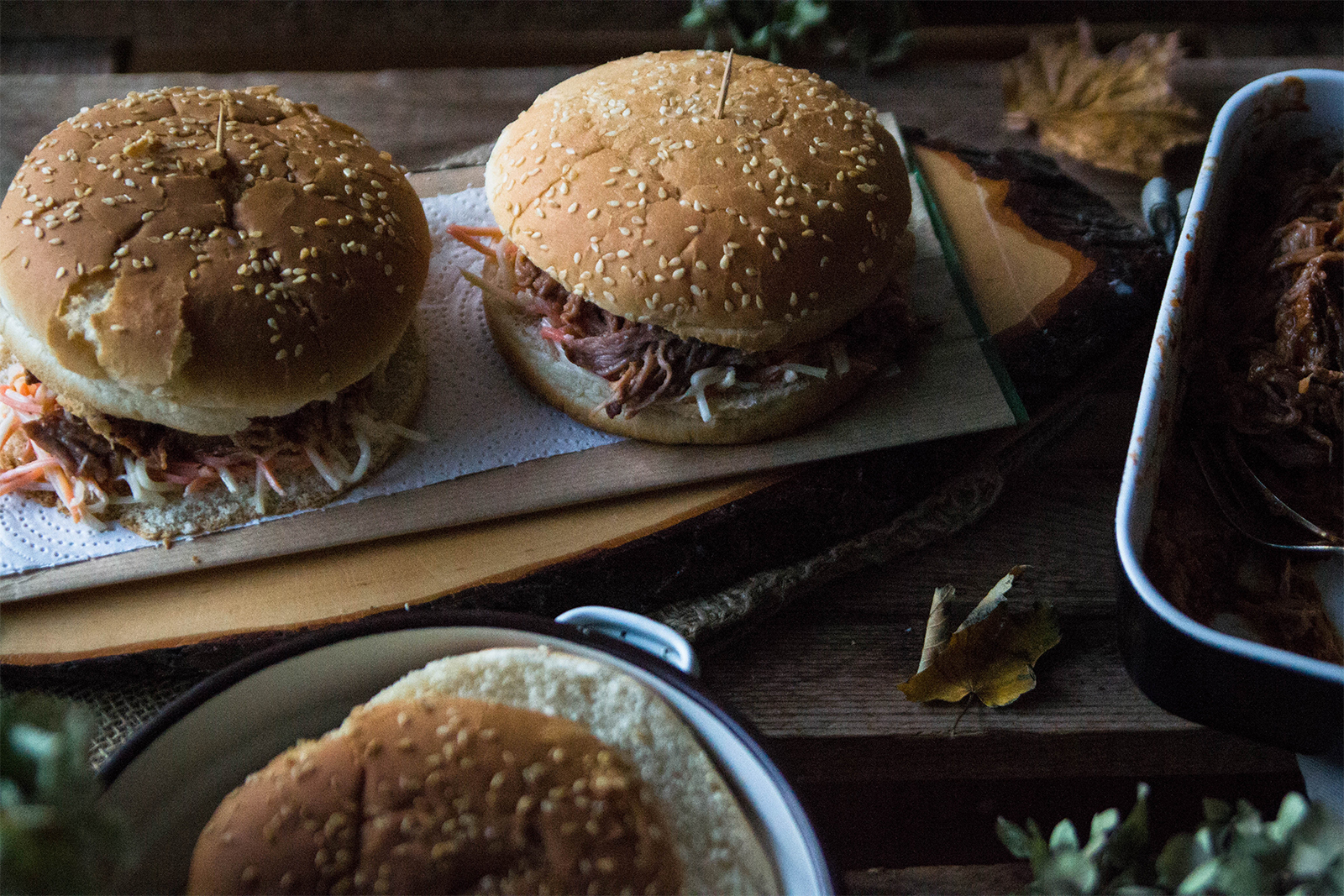 Pulled Pork Burger mit Sellerie-Karotten-Salat