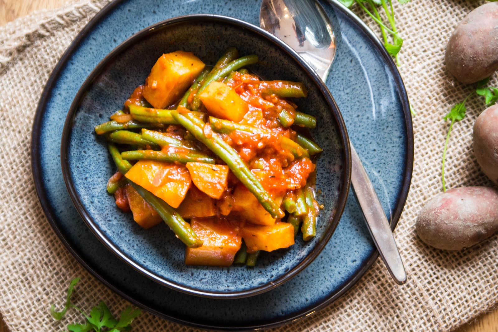 „Fasolakia“ – Griechischer Bohneneintopf mit Kartoffeln und Tomaten