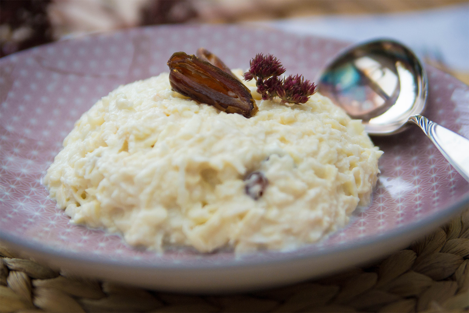 Geriebene Pastinaken mit Datteln und Joghurt-Dressing