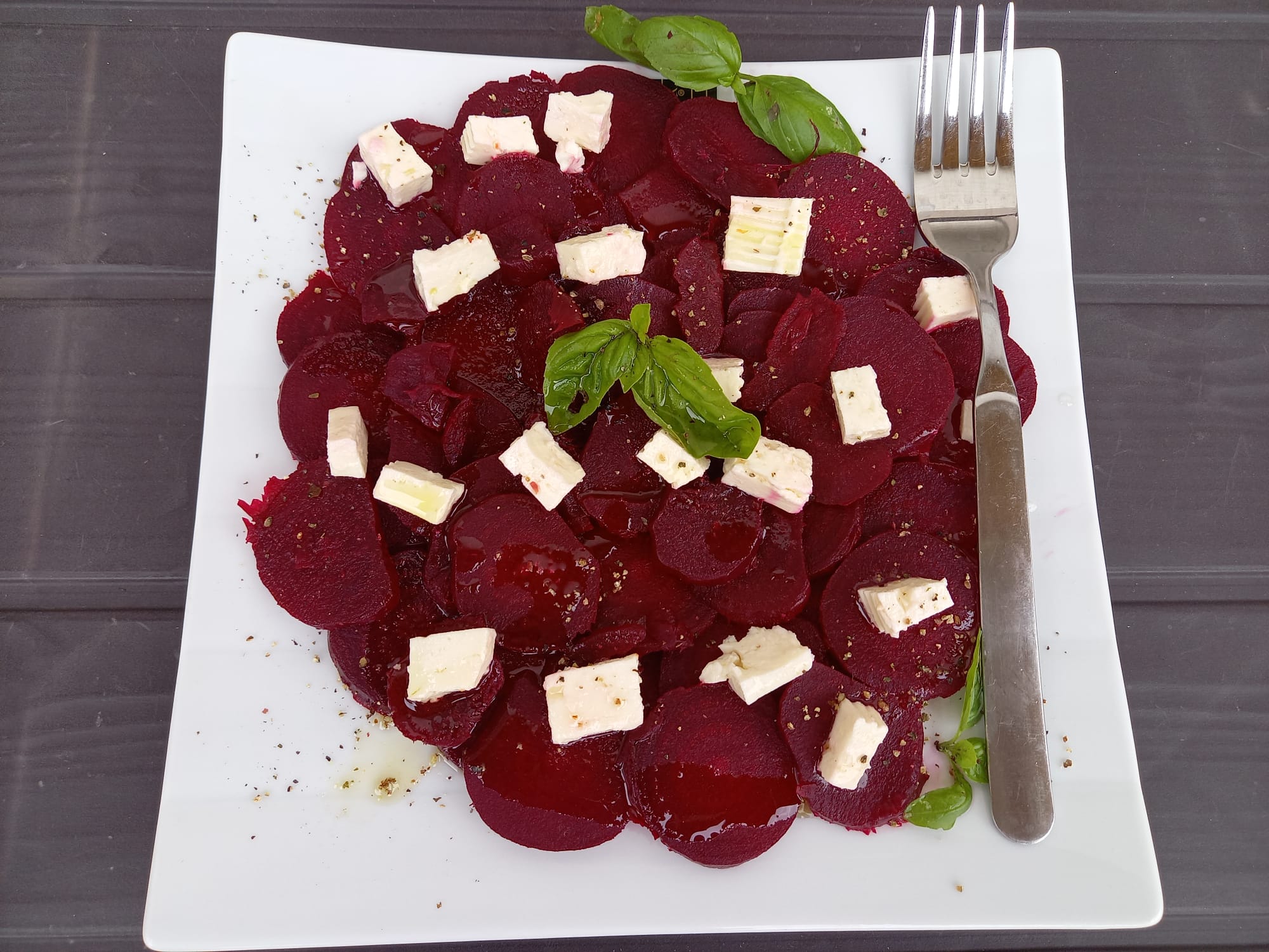 Rohnensalat mit Schafskäse und Basilikum
