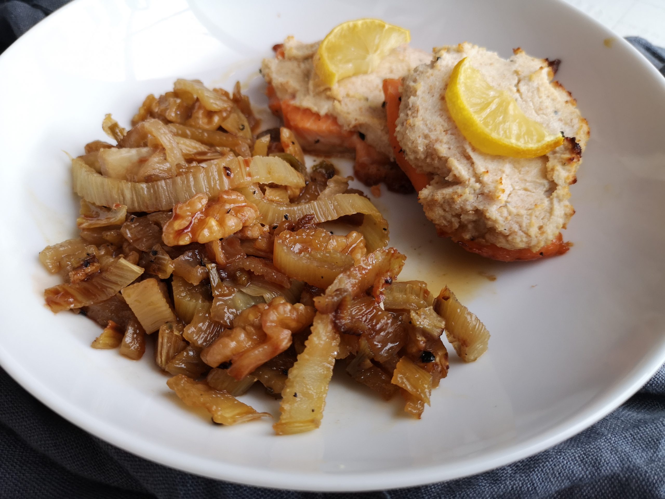 Lachsfilet mit Ziegenkäse-Haube zu gebratenem Fenchel mit Honig-Nüssen