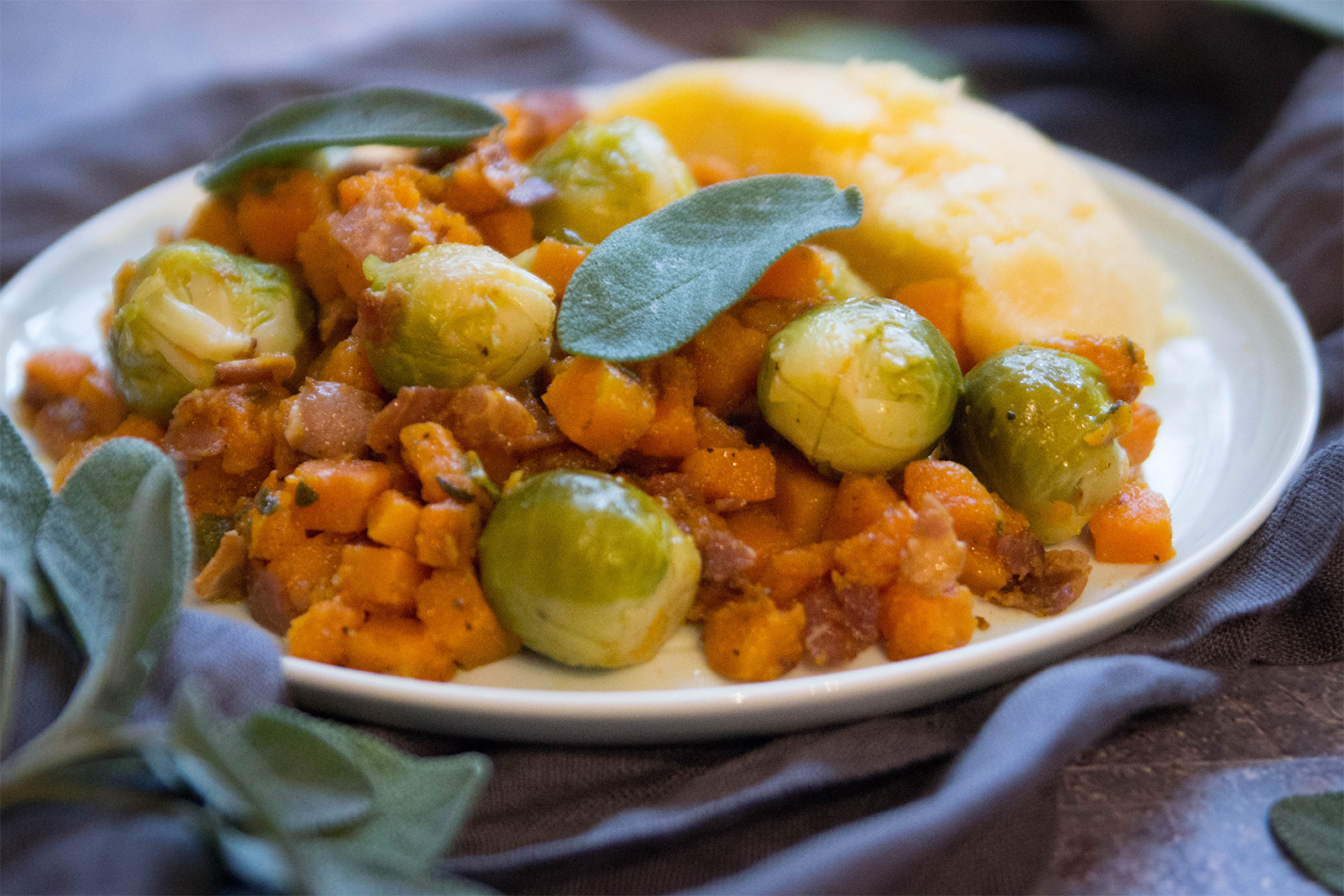 Kürbis mit Sprossenkohl und Speck