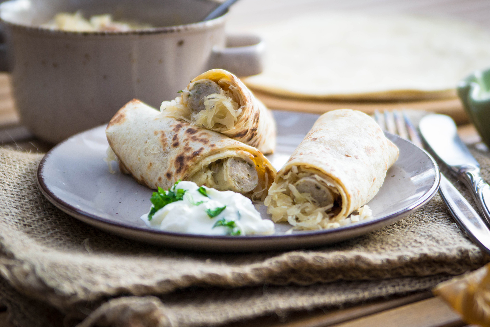 Sauerkraut-Wraps mit (Nürnberger) Rostbratwürstchen und einem Sauerrahm-Dip
