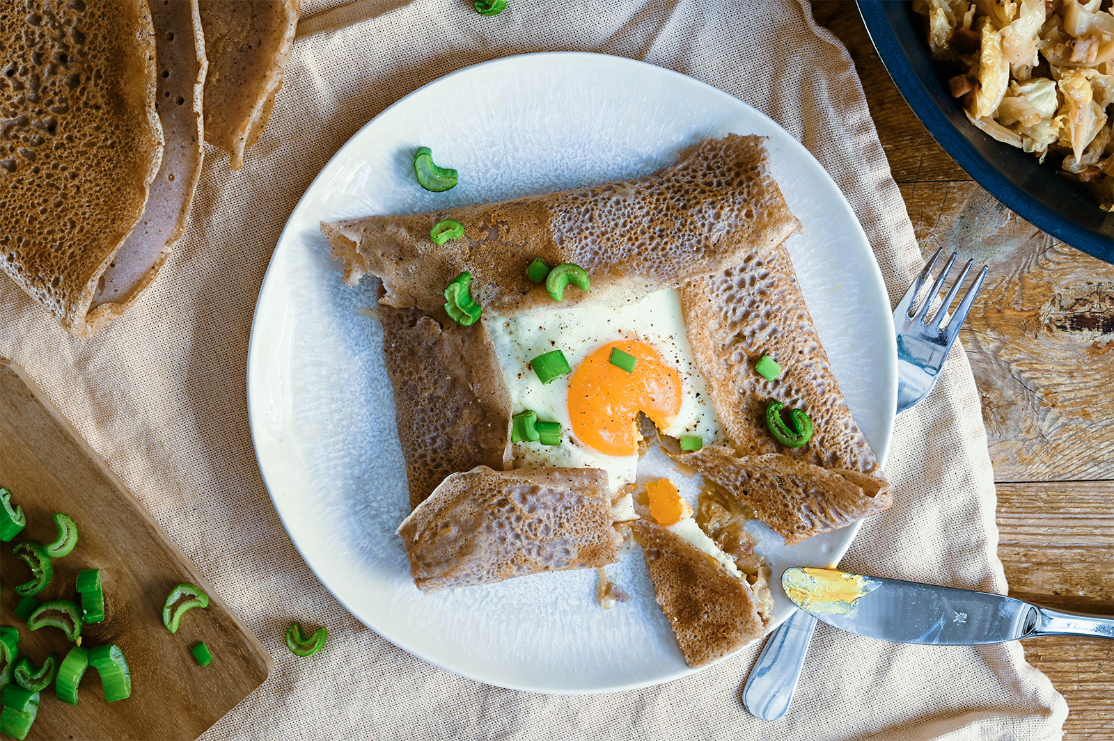 „Galettes bretonnes“ (Buchweizen-Palatschinken) mit Kohl und Parmesan