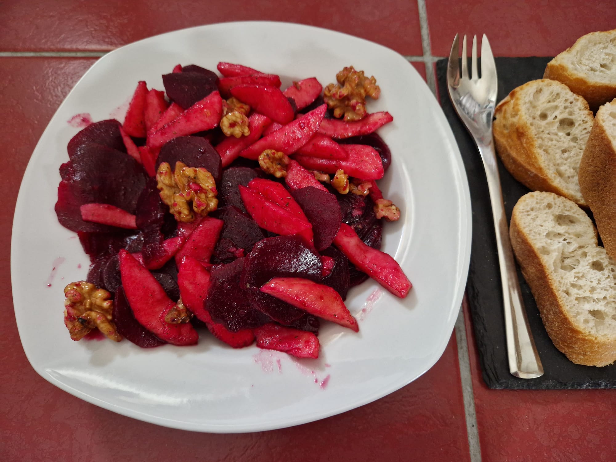 Rohnen-Salat mit Äpfel und Walnüsse