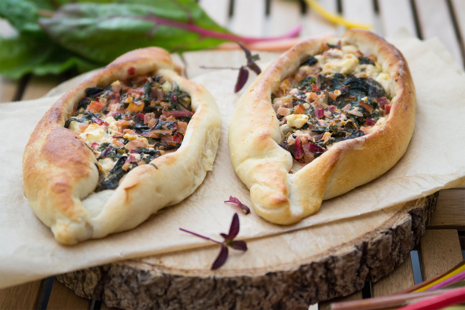 Pide mit Mangold und Feta (türkisches Fladenbrot in Schiffchenform, gefüllt)