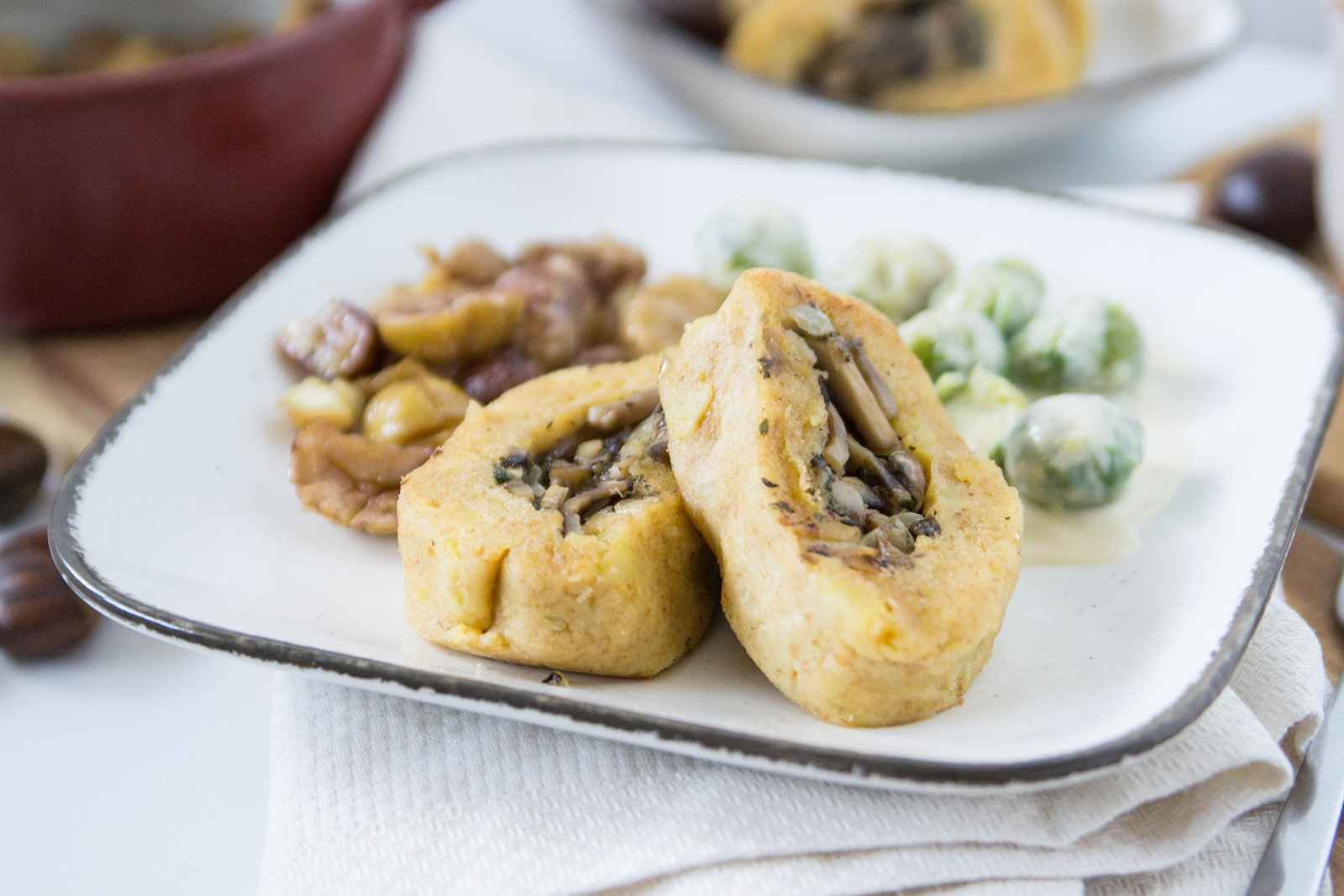 Roulade aus Kartoffelteig mit Pilzfüllung zu Sprossenkohl-Kastanien-Gemüse