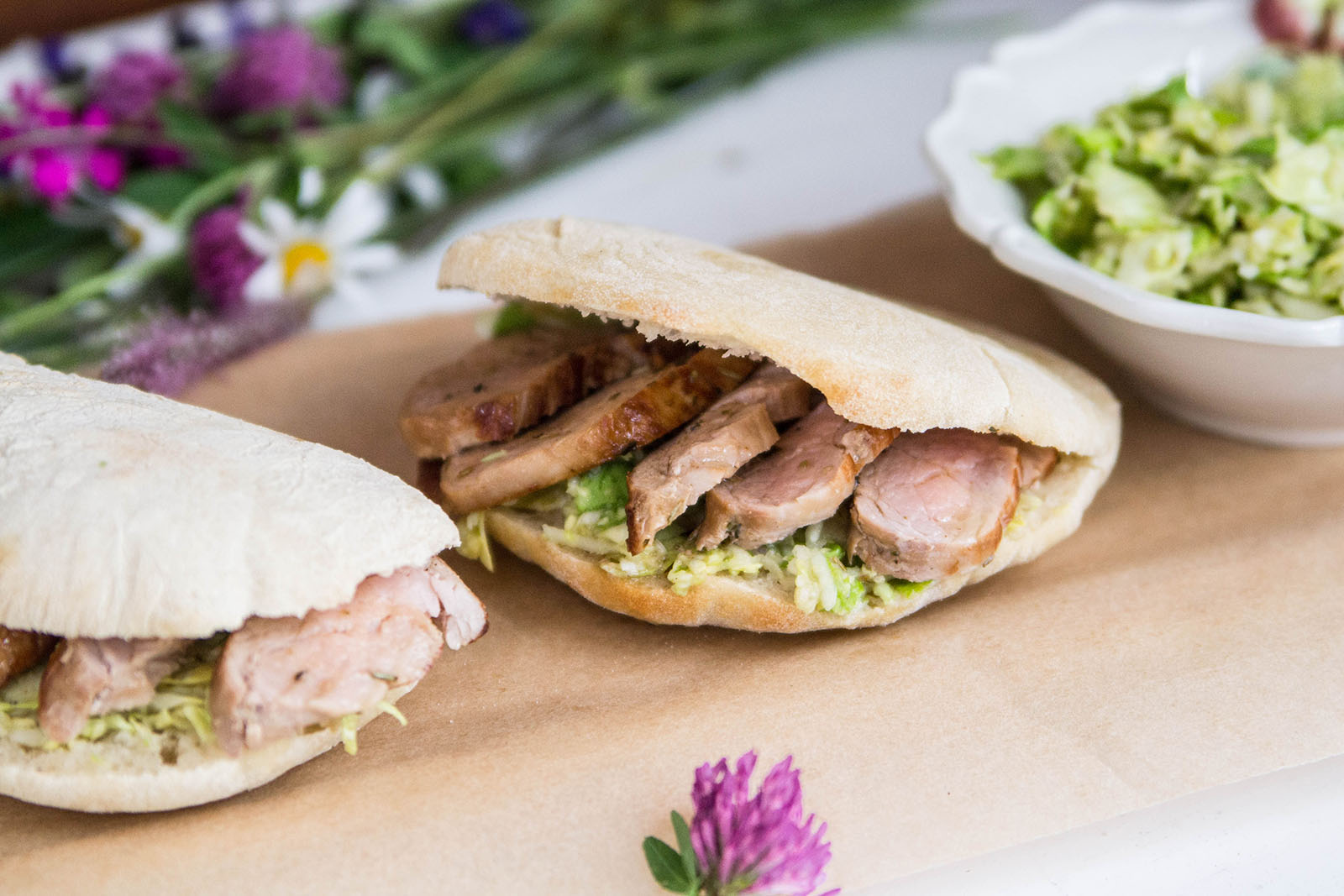 Pita-Brot gefüllt mit Frühkrautsalat und Schweinefilet