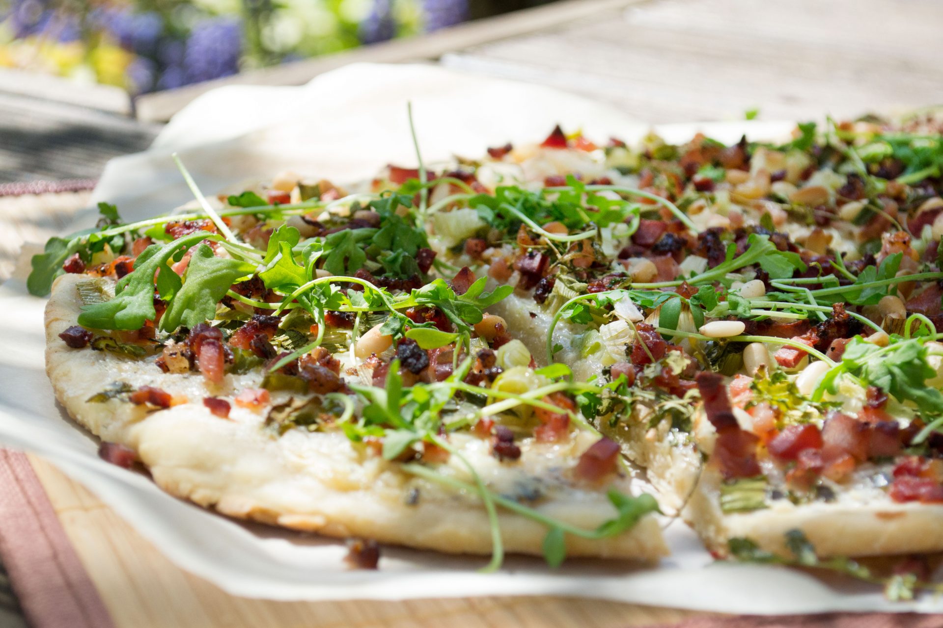 Flammkuchen mit Jungzwiebel und Speck