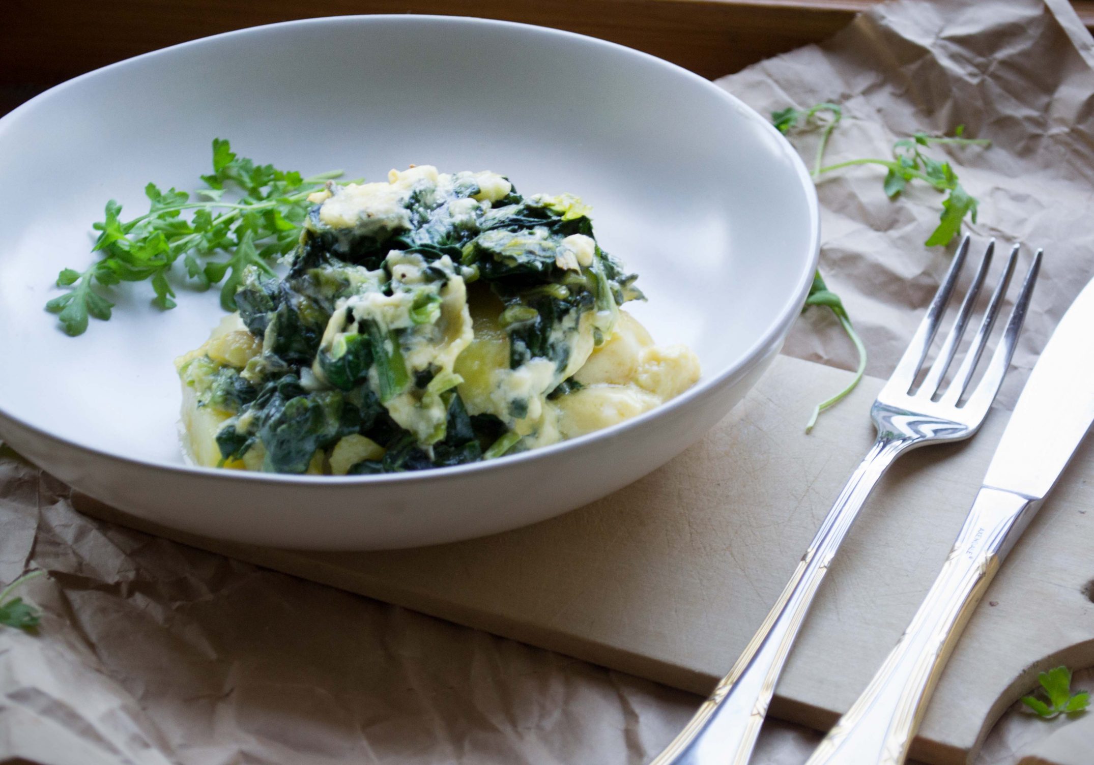 Auflauf von Kartoffeln und Blattspinat mit einer Gorgonzola-Haube