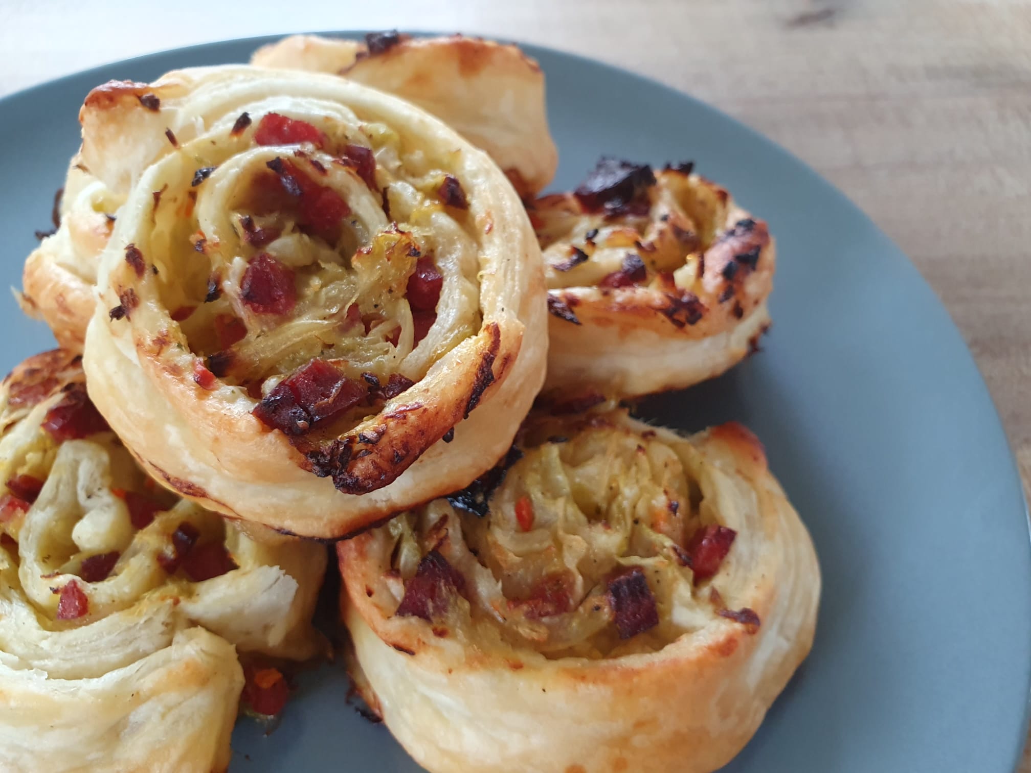 Blätterteigschnecken gefüllt mit Frühkraut und Speck