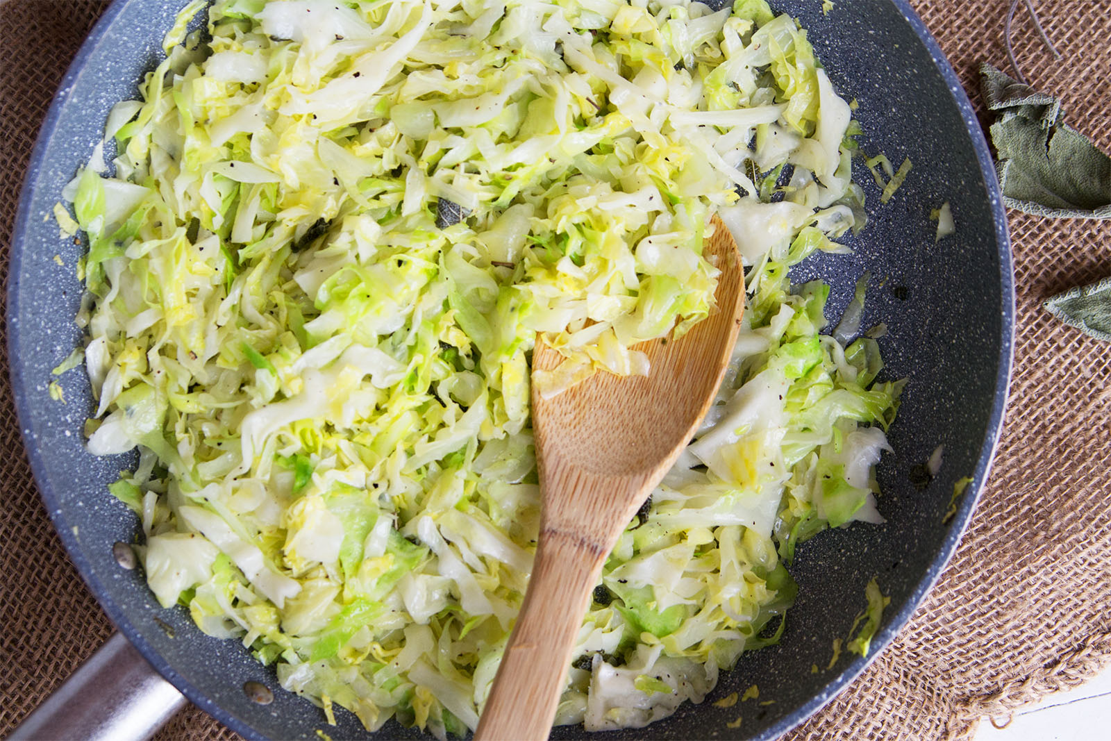Frühkraut mit Salbei-Butter
