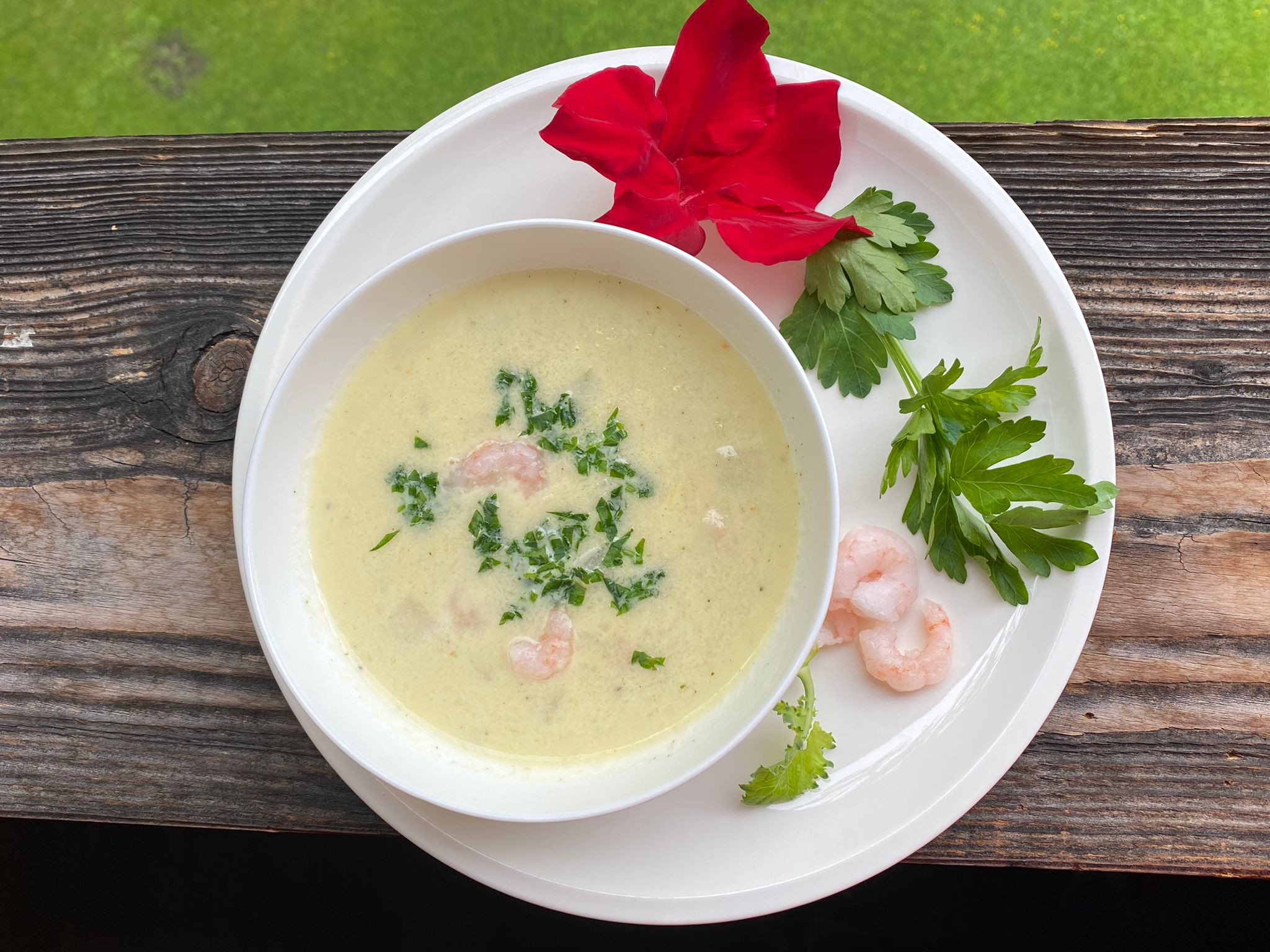 Kohlrabi-Ingwersuppe mit Shrimps