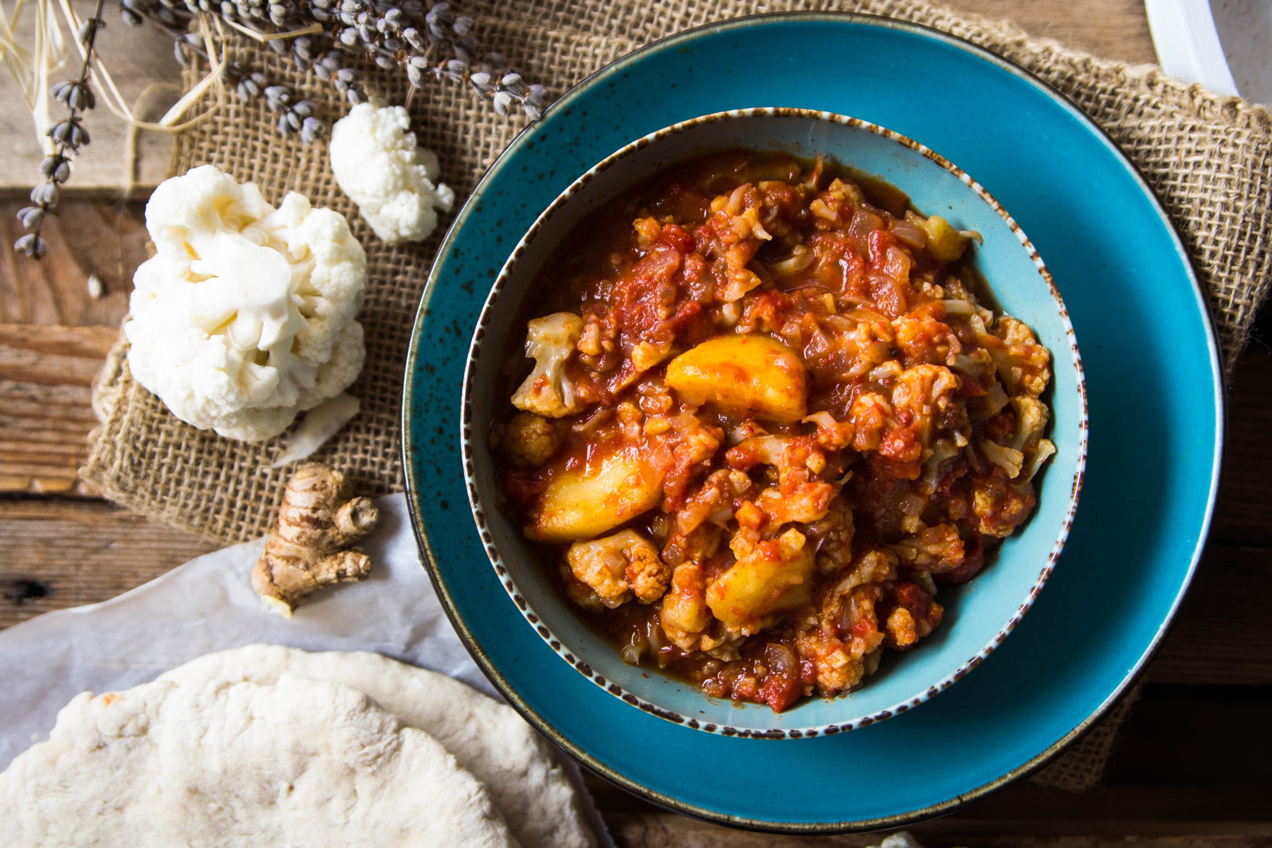 „Aloo Gobi“ (indisches Karfiol-Kartoffel-Curry), mit einem Fladenbrot