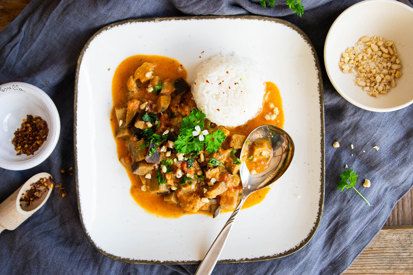 Cremiges Curry aus Melanzani und Tomaten mit Erdnüssen
