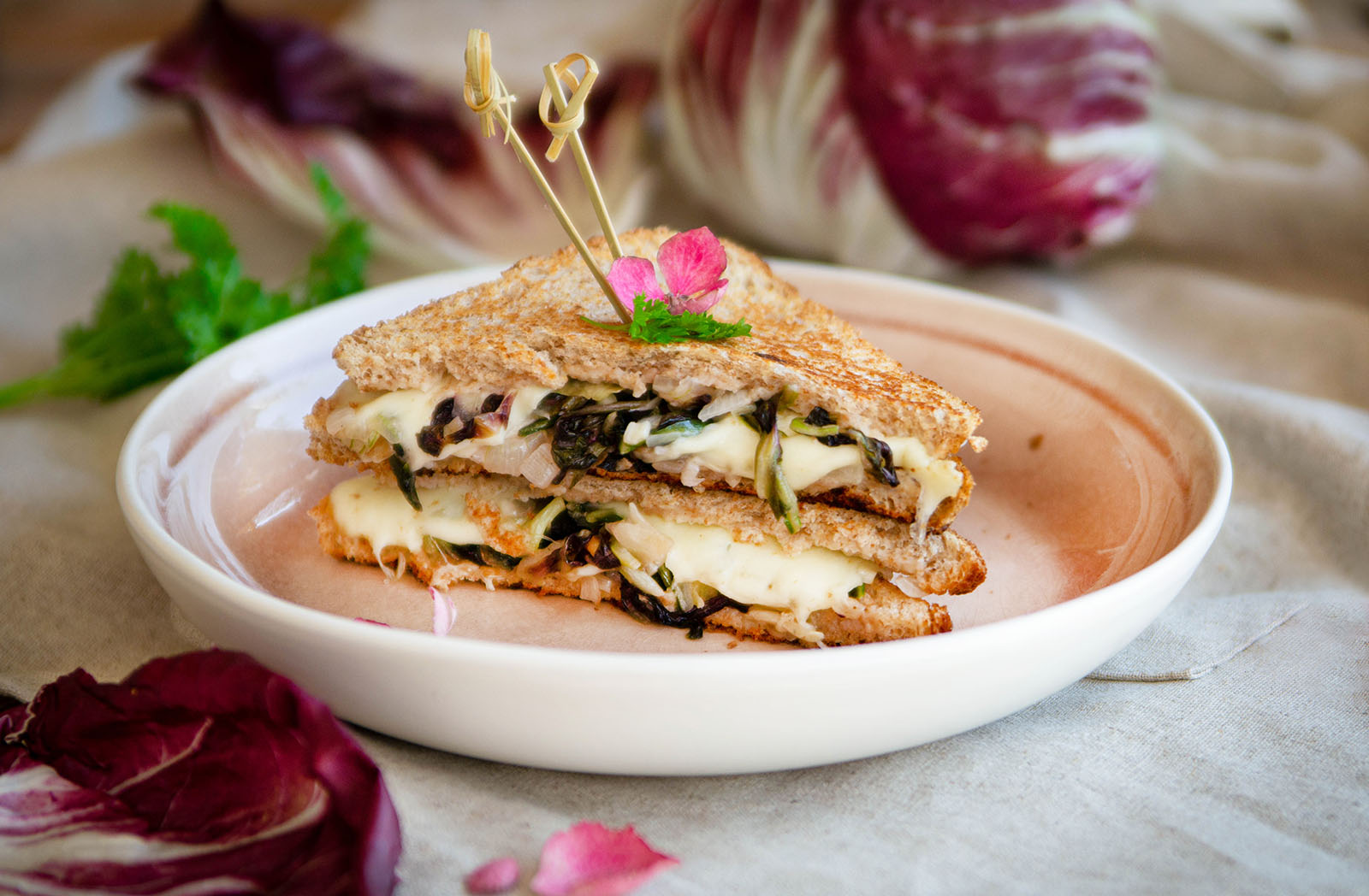 Gebackene Sandwiches mit Radicchio und Mozzarella